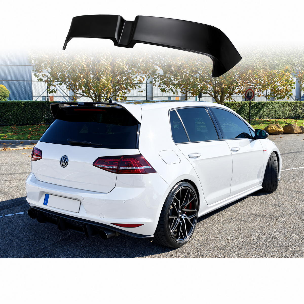 Alerón look Oettinger negro brillo montado en Volkswagen Golf 7 blanco