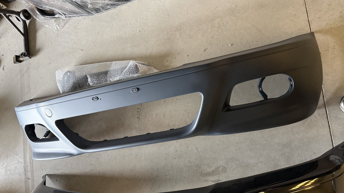 Parachoques delantero Look M3 BMW E46 sin nieblas en imprimación gris