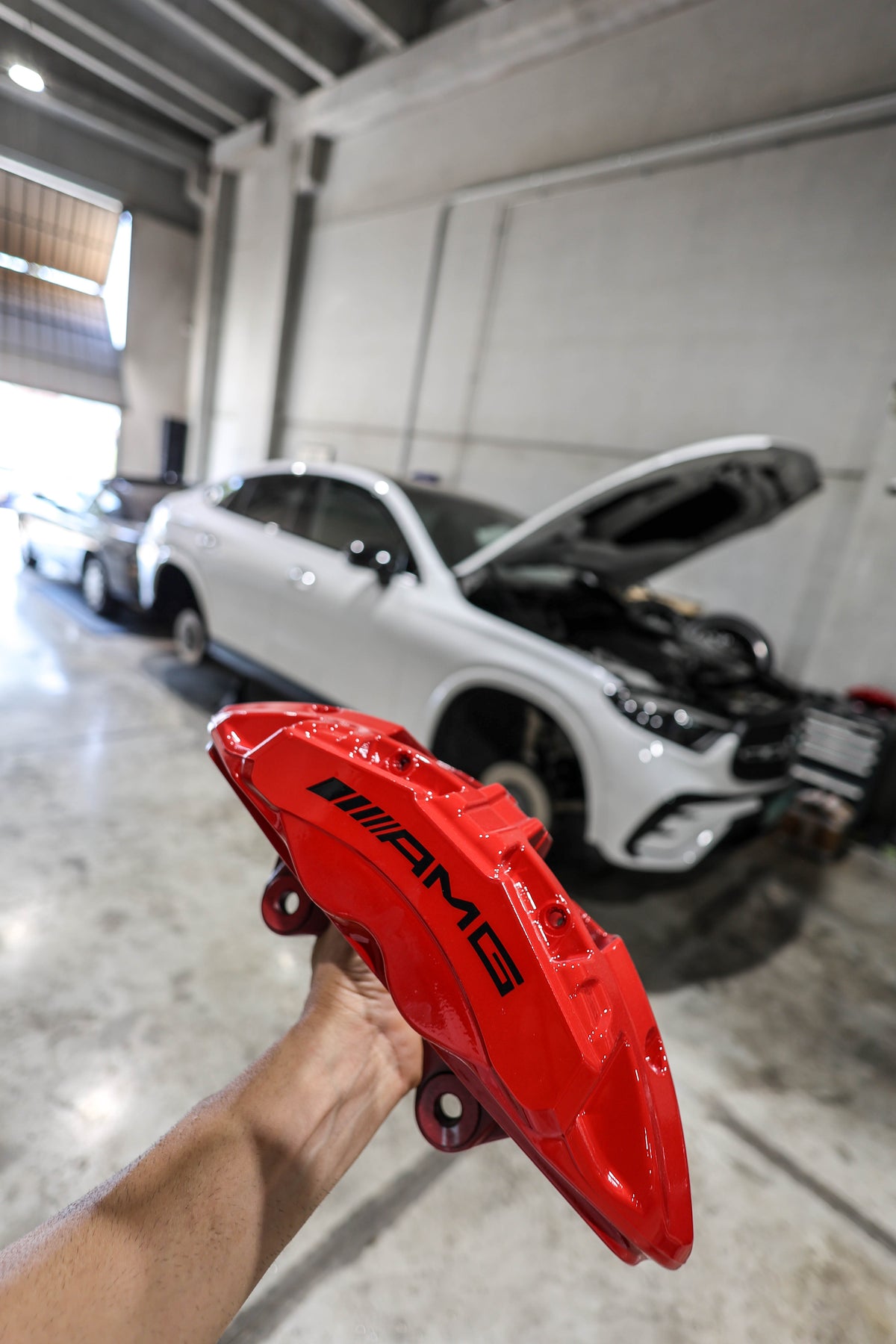 Pinza de freno pintada en rojo en el taller FULLGAS de Montgat