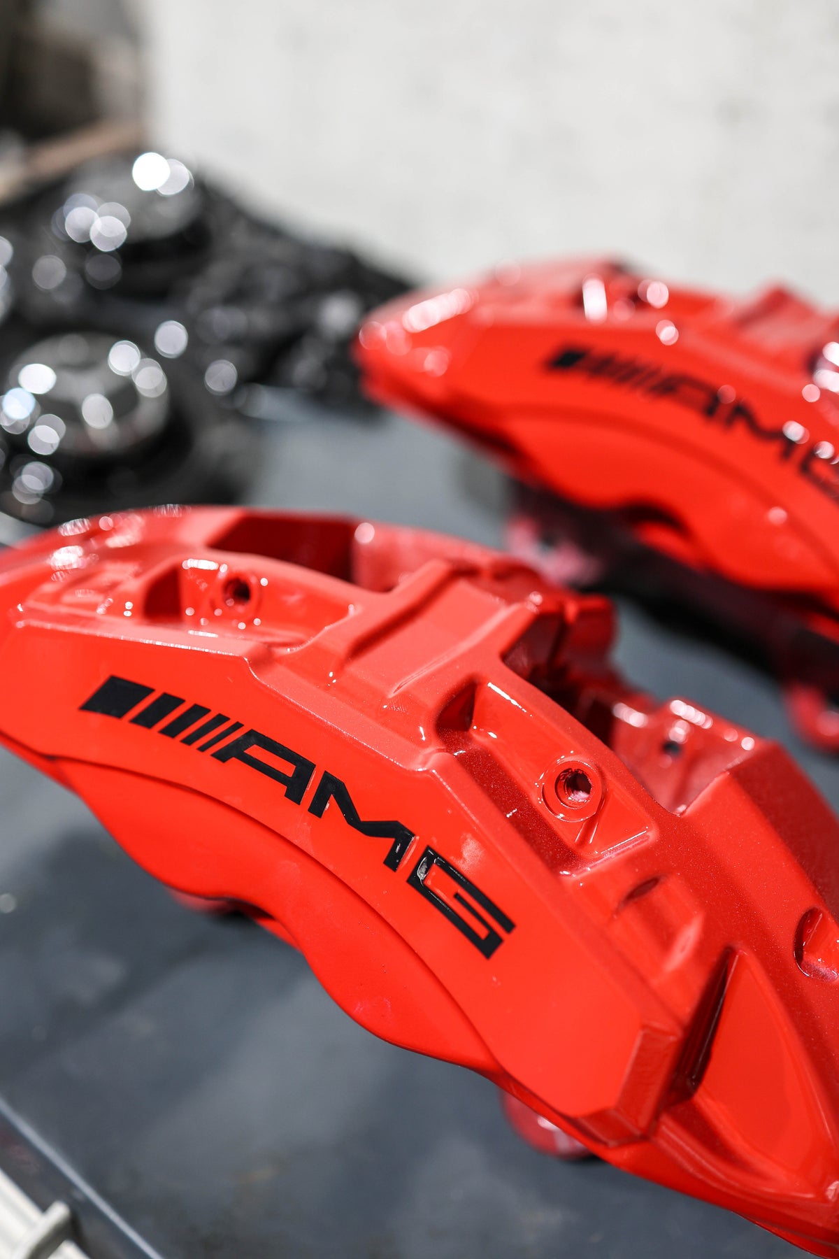 Pinzas de freno AMG pintadas en rojo en el taller FULLGAS