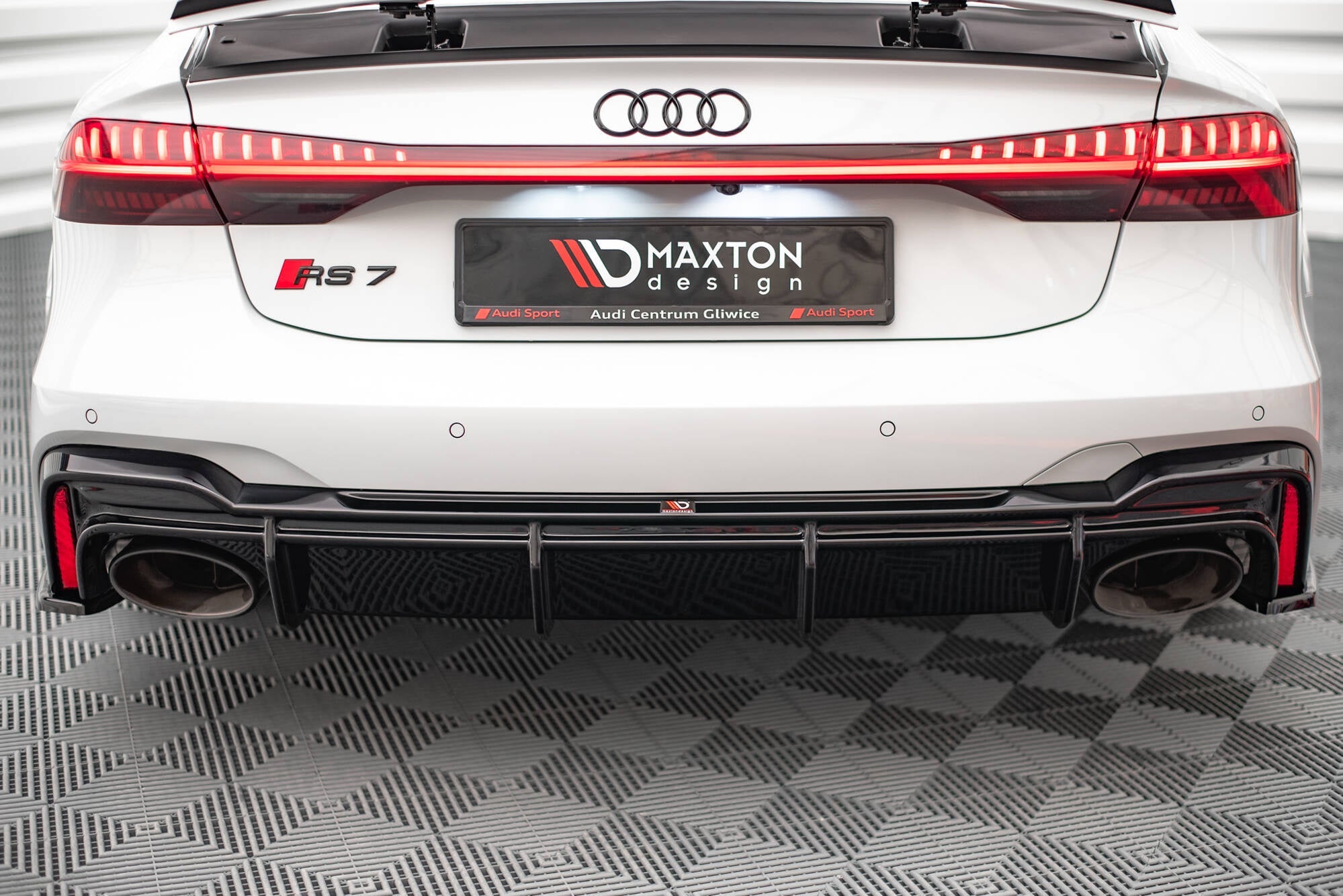 Difusor Audi RS7 C8 (Versión con bola de remolque)