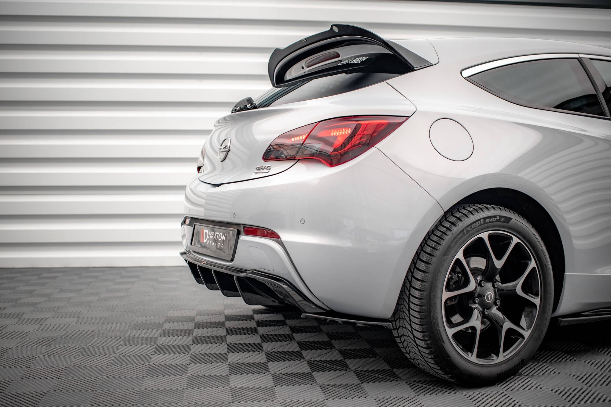 Difusor Opel Astra GTC OPC-Line J (versión con escape simple lateral)