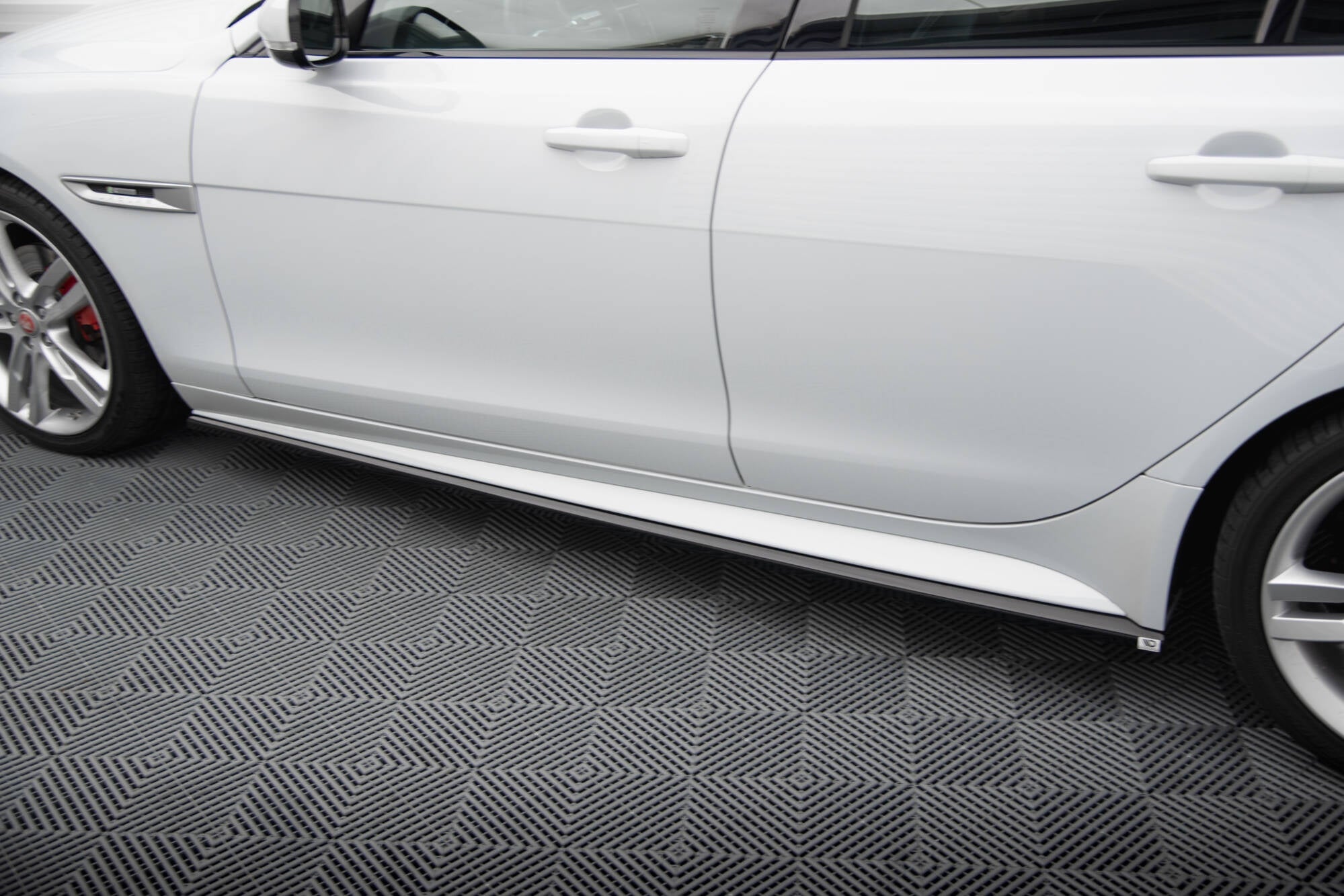Taloneras Jaguar XE R-Sport X760