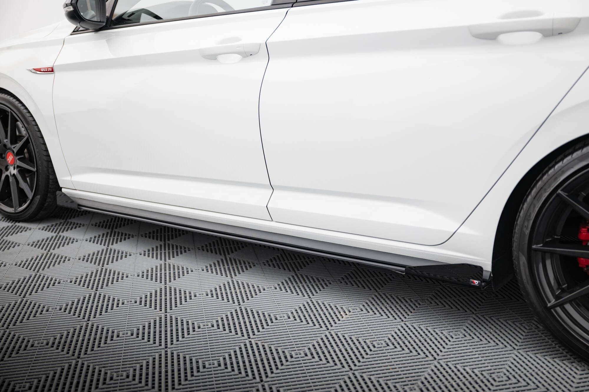 Taloneras Street Pro + Flaps Volkswagen Jetta GLI Mk7