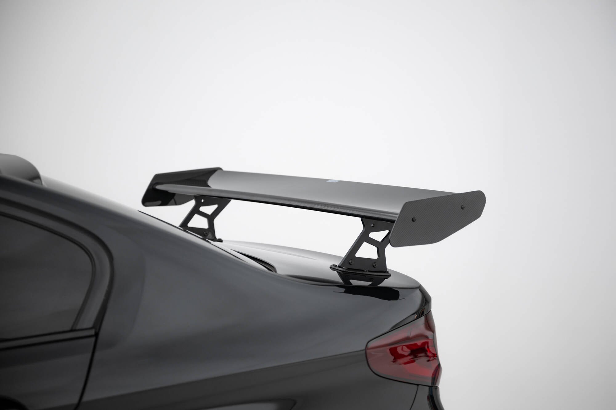 Spoiler de carbono con soportes internos + LED BMW Serie 5 / M5 Berlina / Sedán G30 / F90