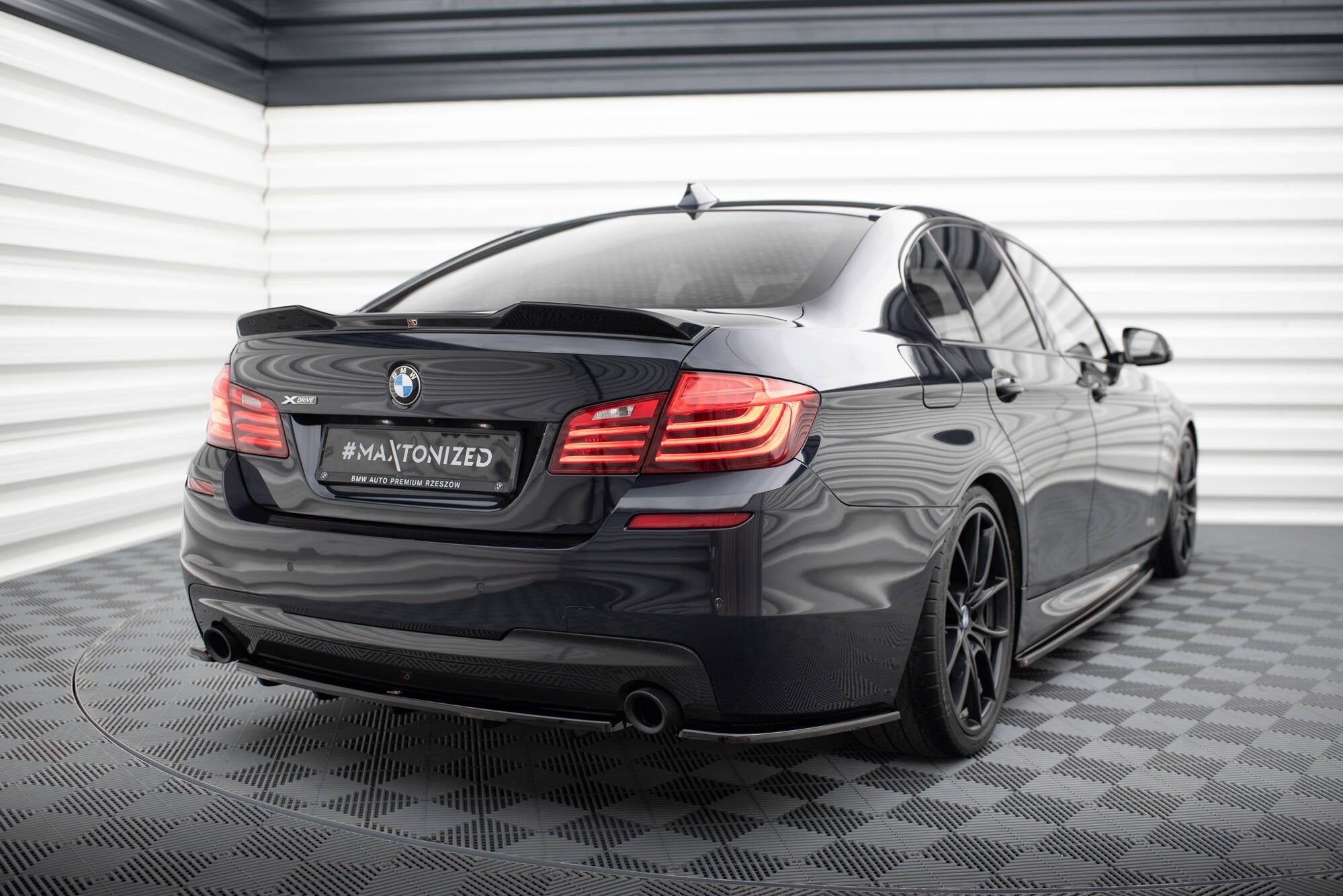 Splitter trasero BMW Serie 5 M-Pack Sedán / Touring F10 / F11 (para dos salidas de escape individuales)