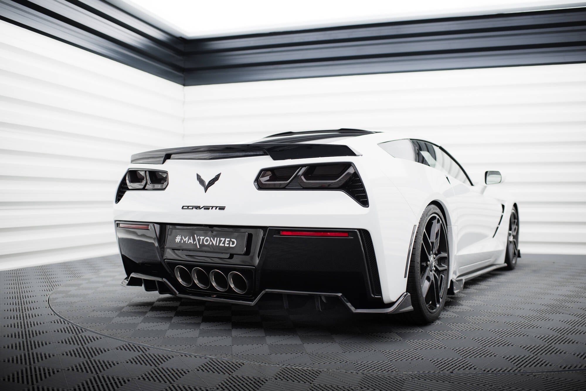 Splitter trasero Chevrolet Corvette C7 (con barras verticales)