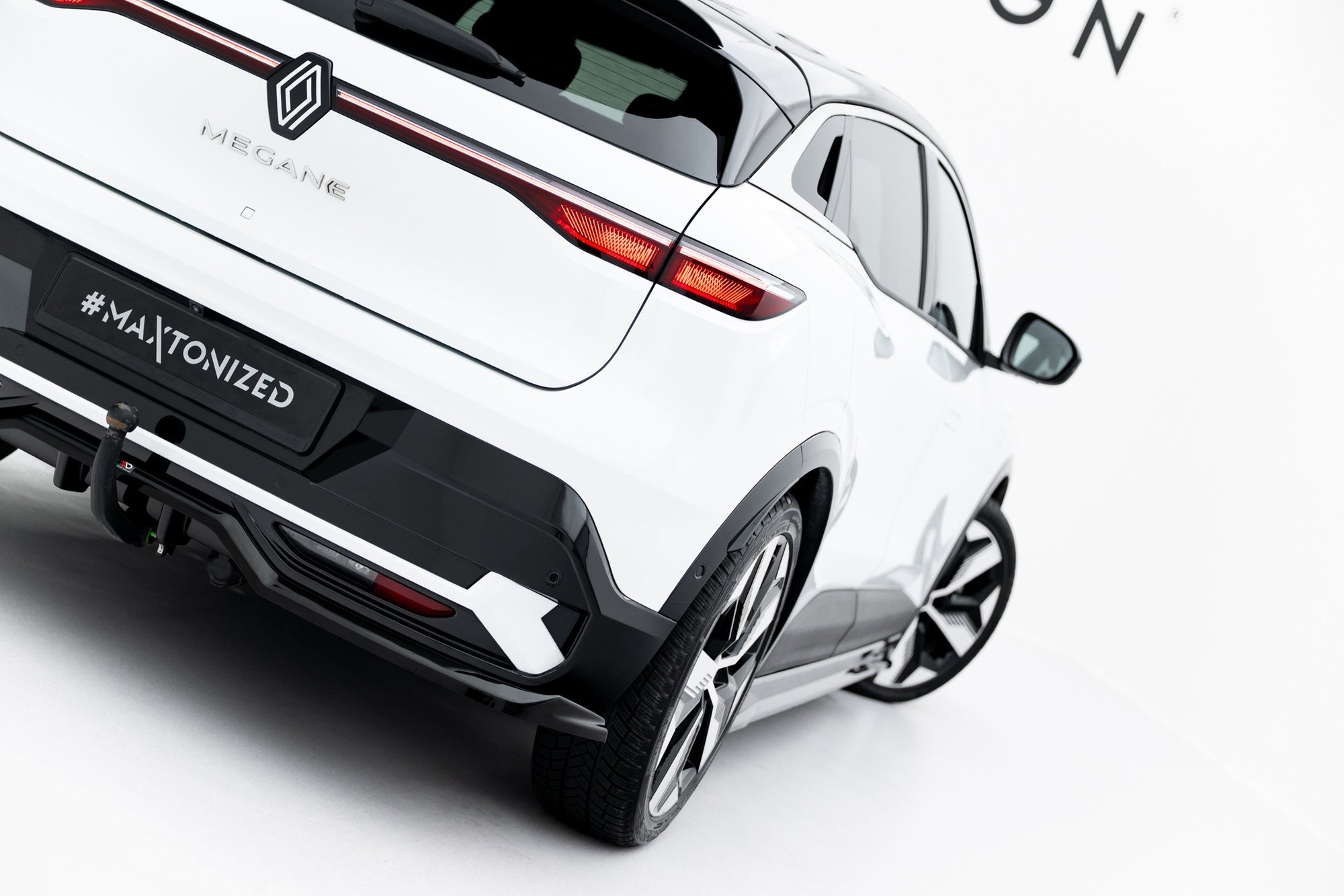 Splitter trasero Renault Megane E-Tech Electric Mk1 (con barras verticales)