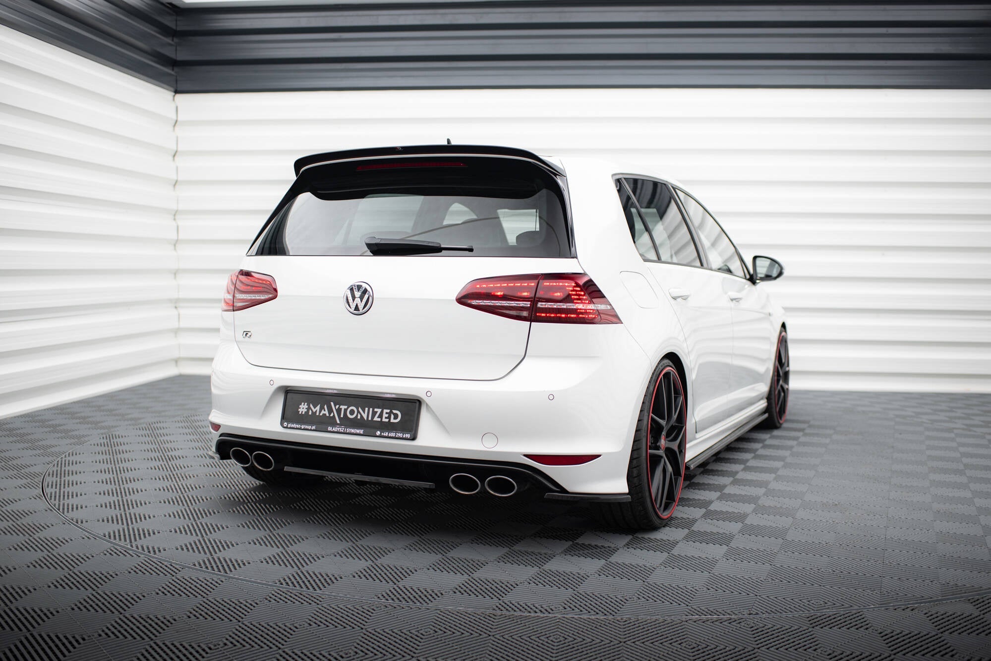 Splitter trasero Volkswagen Golf Mk7 R (con barras verticales)