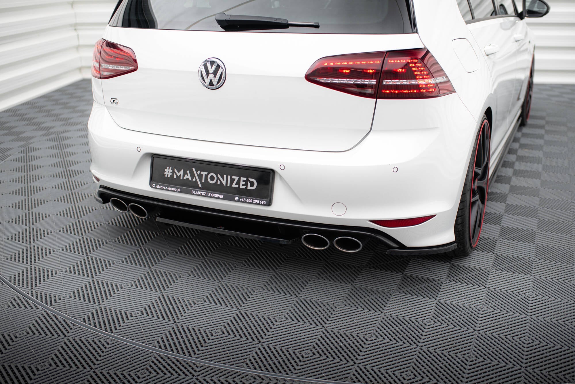 Splitter trasero Volkswagen Golf Mk7 R (con barras verticales)