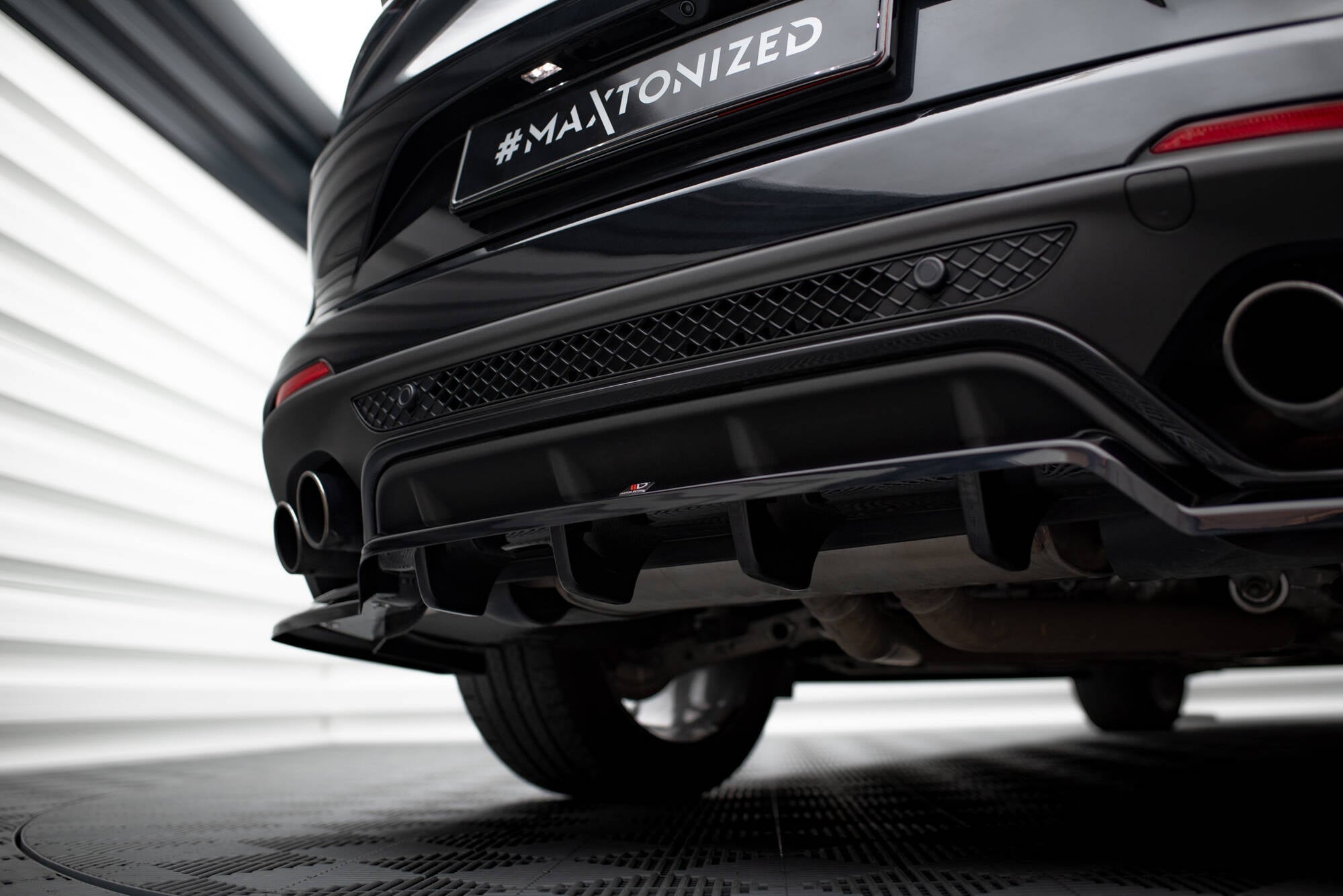 Splitter trasero Alfa Romeo Stelvio Quadrifoglio Mk1 (con barras verticales)