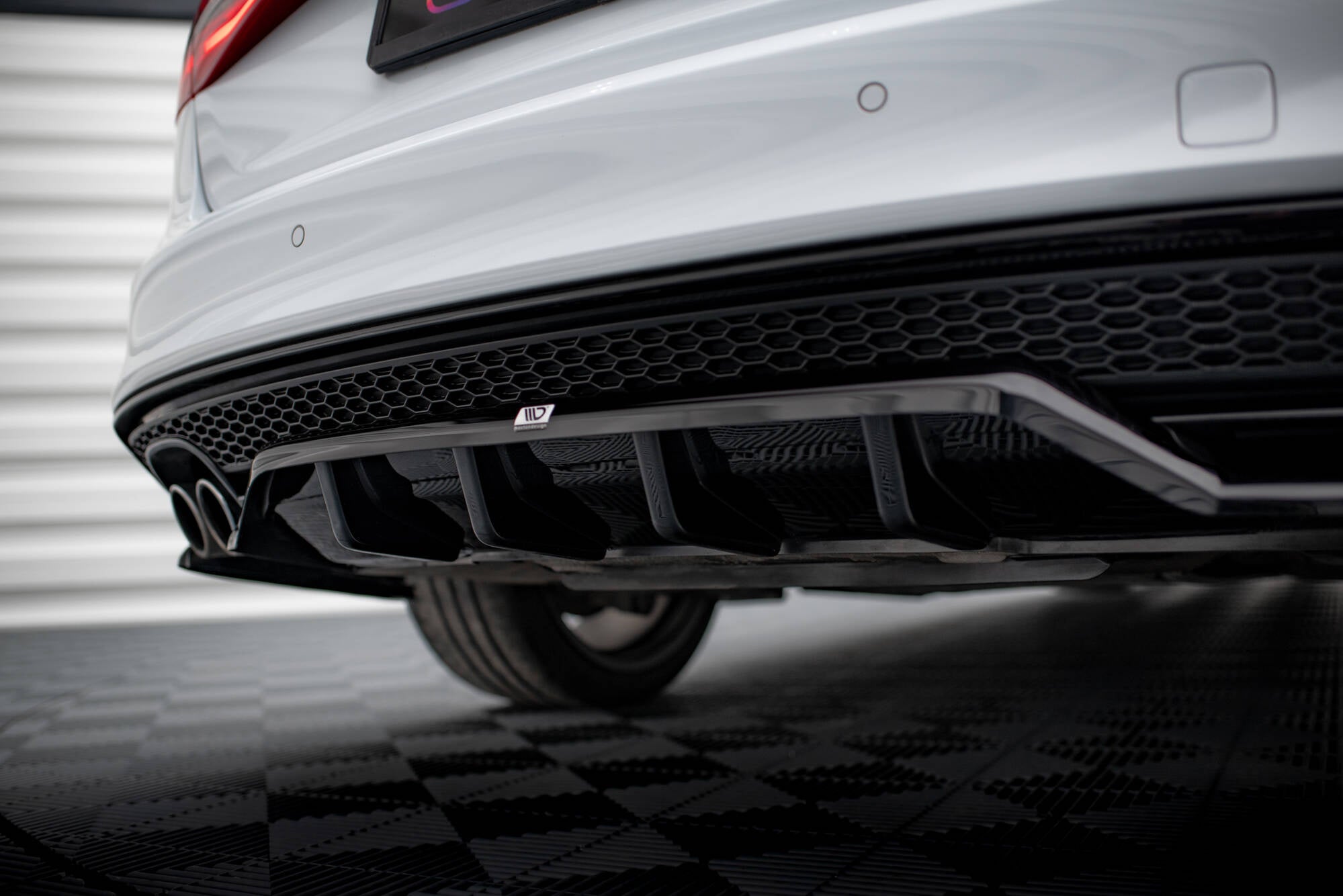 Splitter trasero Audi A4 Competition B8 Facelift (con barras verticales)