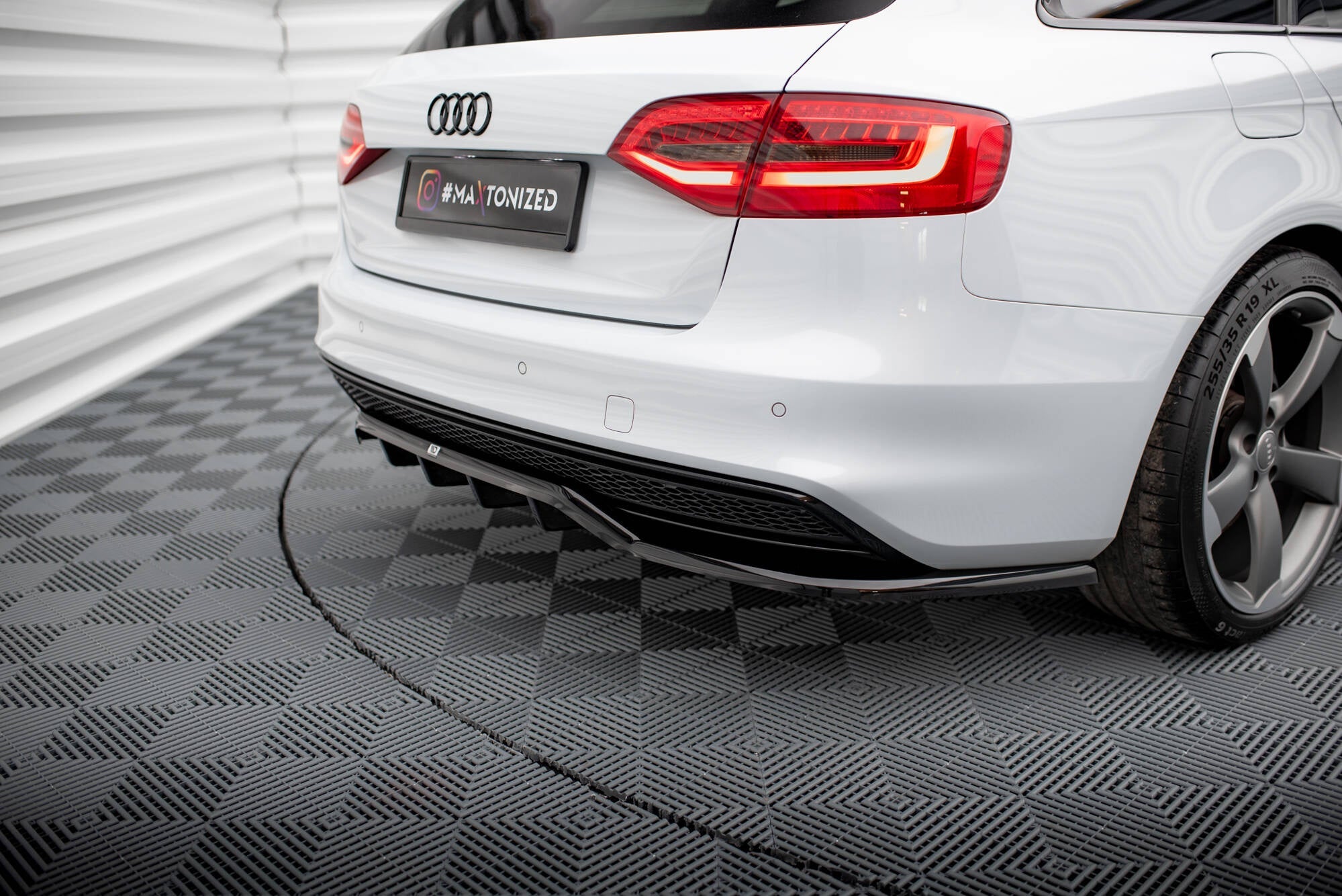 Splitter trasero Audi A4 Competition B8 Facelift (con barras verticales)