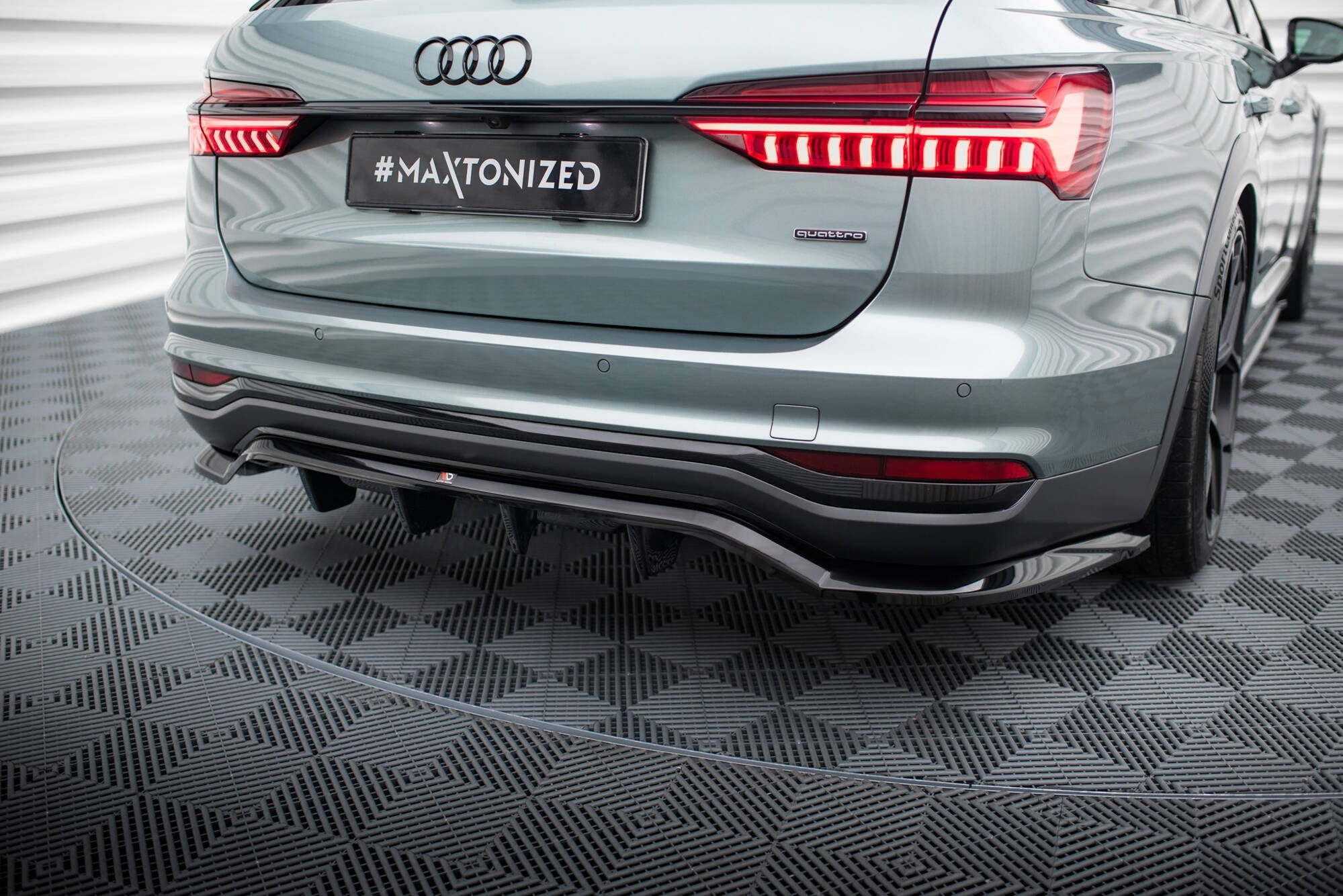 Splitter trasero Audi A6 Allroad C8 (con barras verticales)