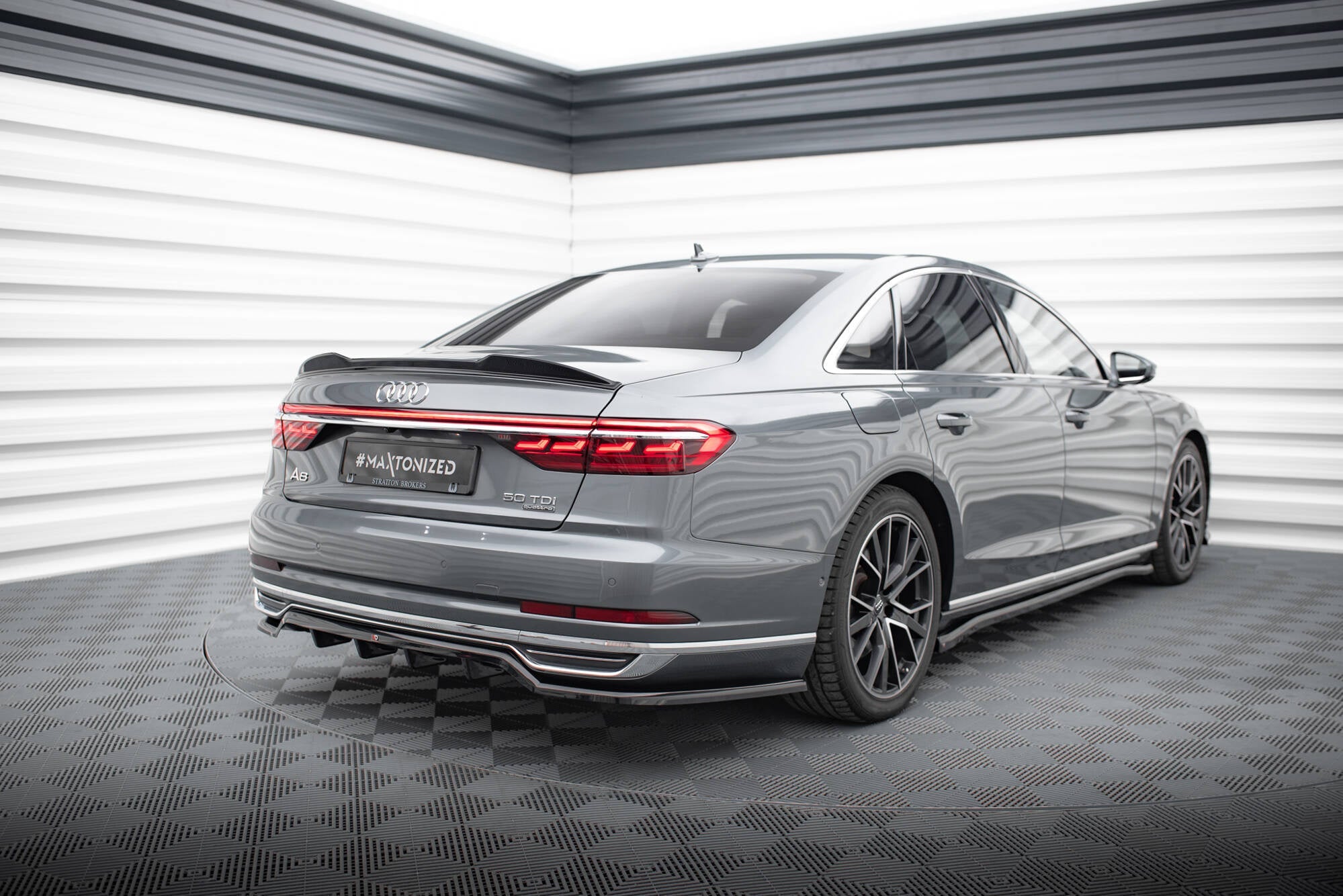 Splitter trasero Audi A8 D5 (con barras verticales)