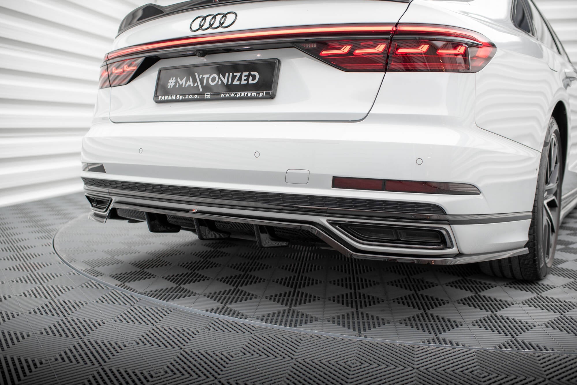 Splitter trasero Audi A8 S-Line D5 (con barras verticales)