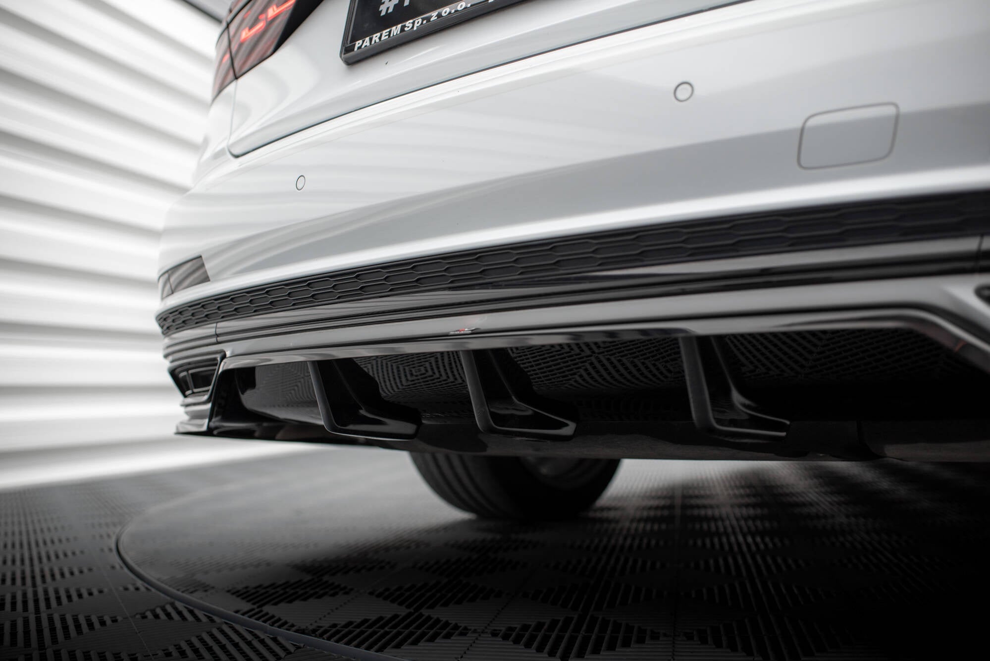 Splitter trasero Audi A8 S-Line D5 (con barras verticales)