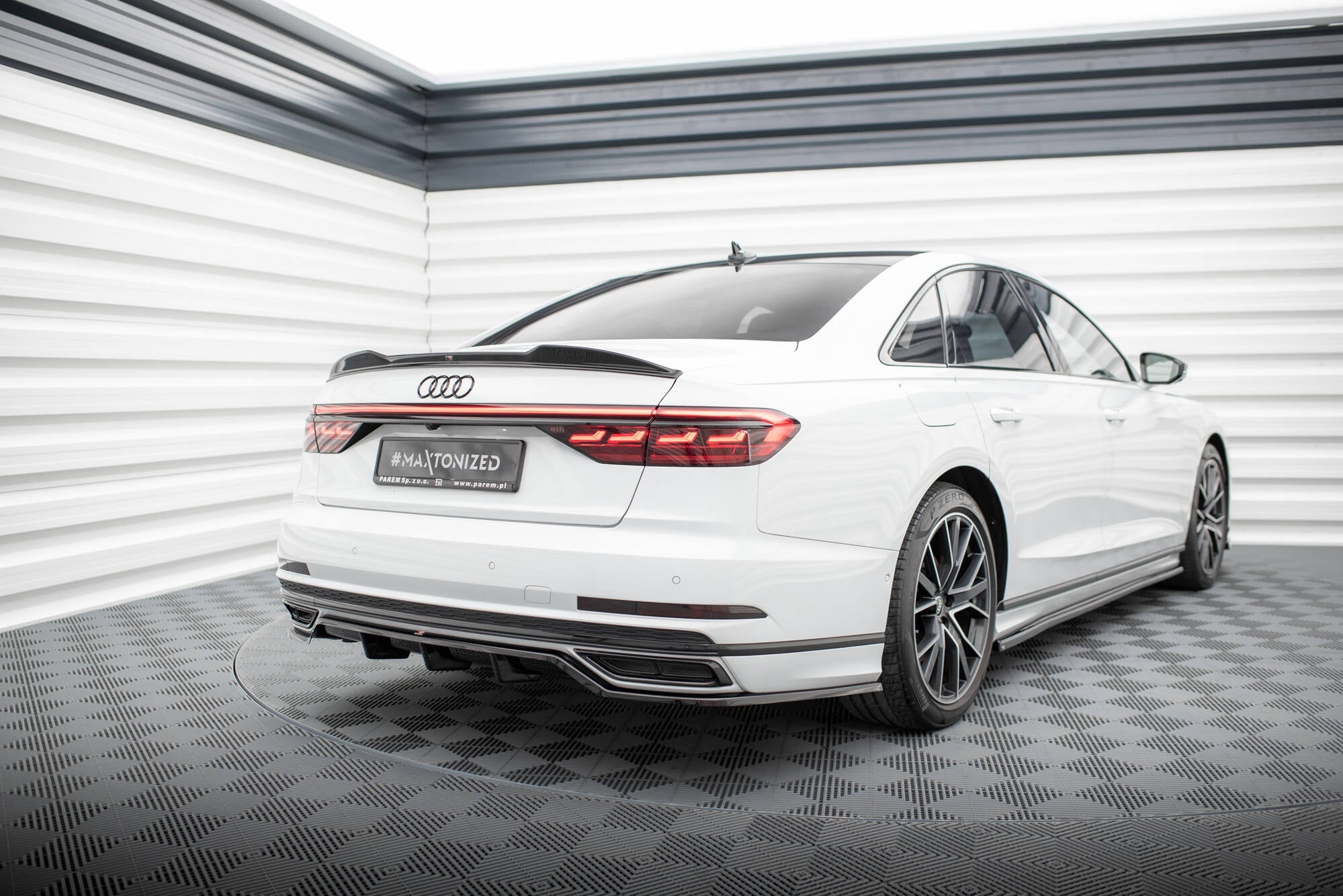Splitter trasero Audi A8 S-Line D5 (con barras verticales)