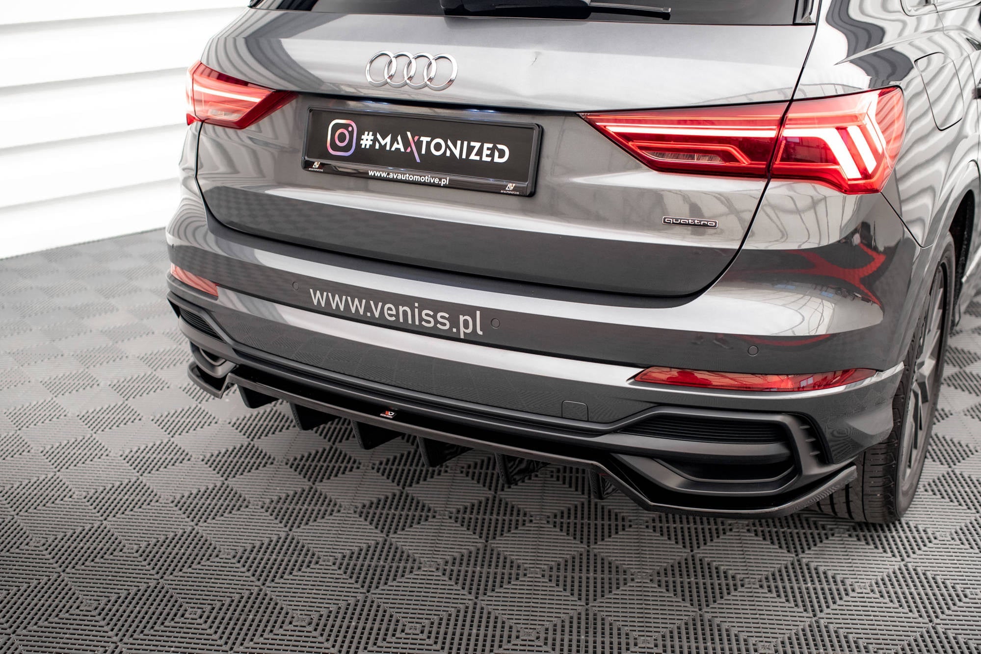Splitter trasero Audi Q3 S-Line SUV F3 (con barras verticales)