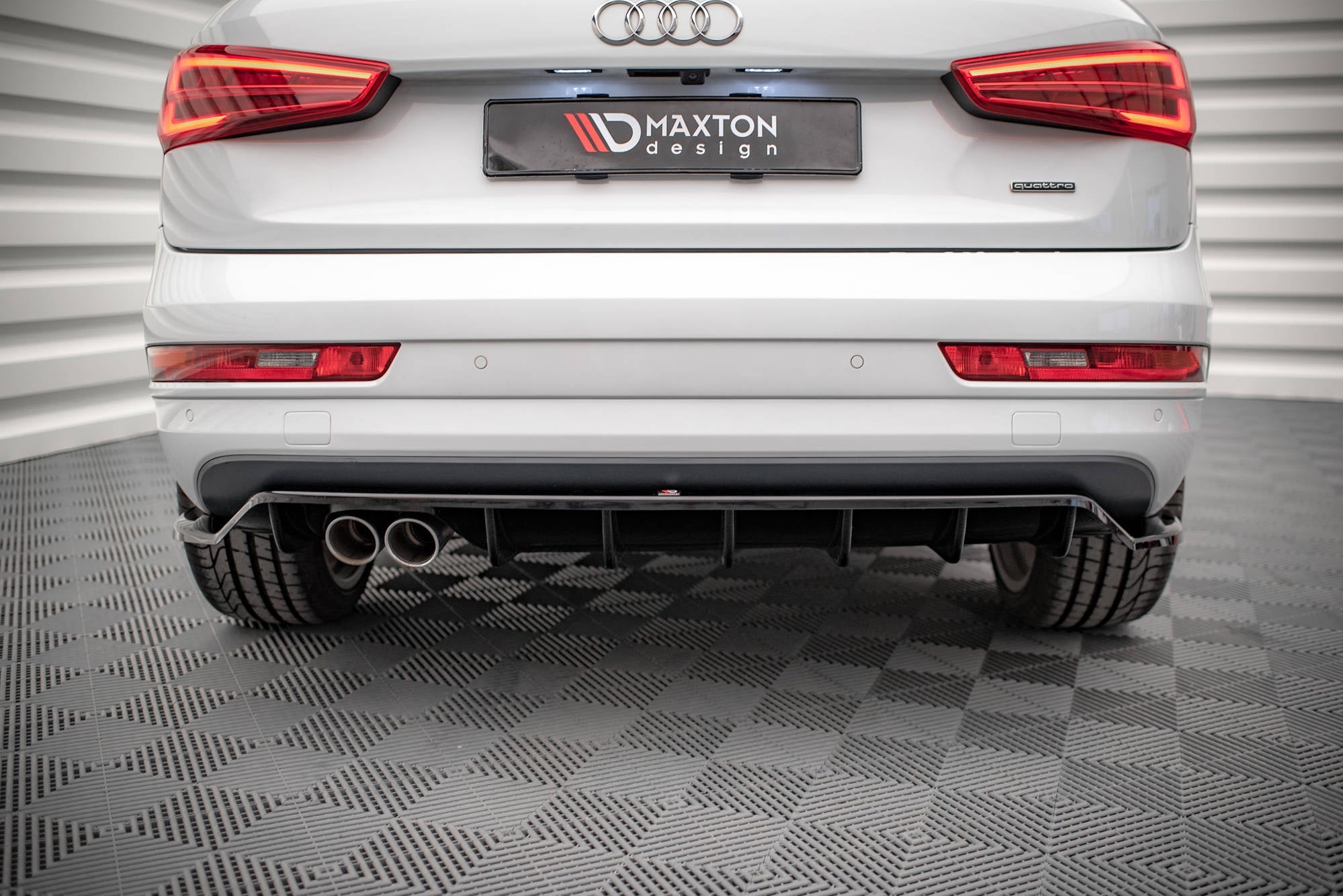 Splitter trasero Audi Q3 Sport 8u Facelift (con barras verticales)