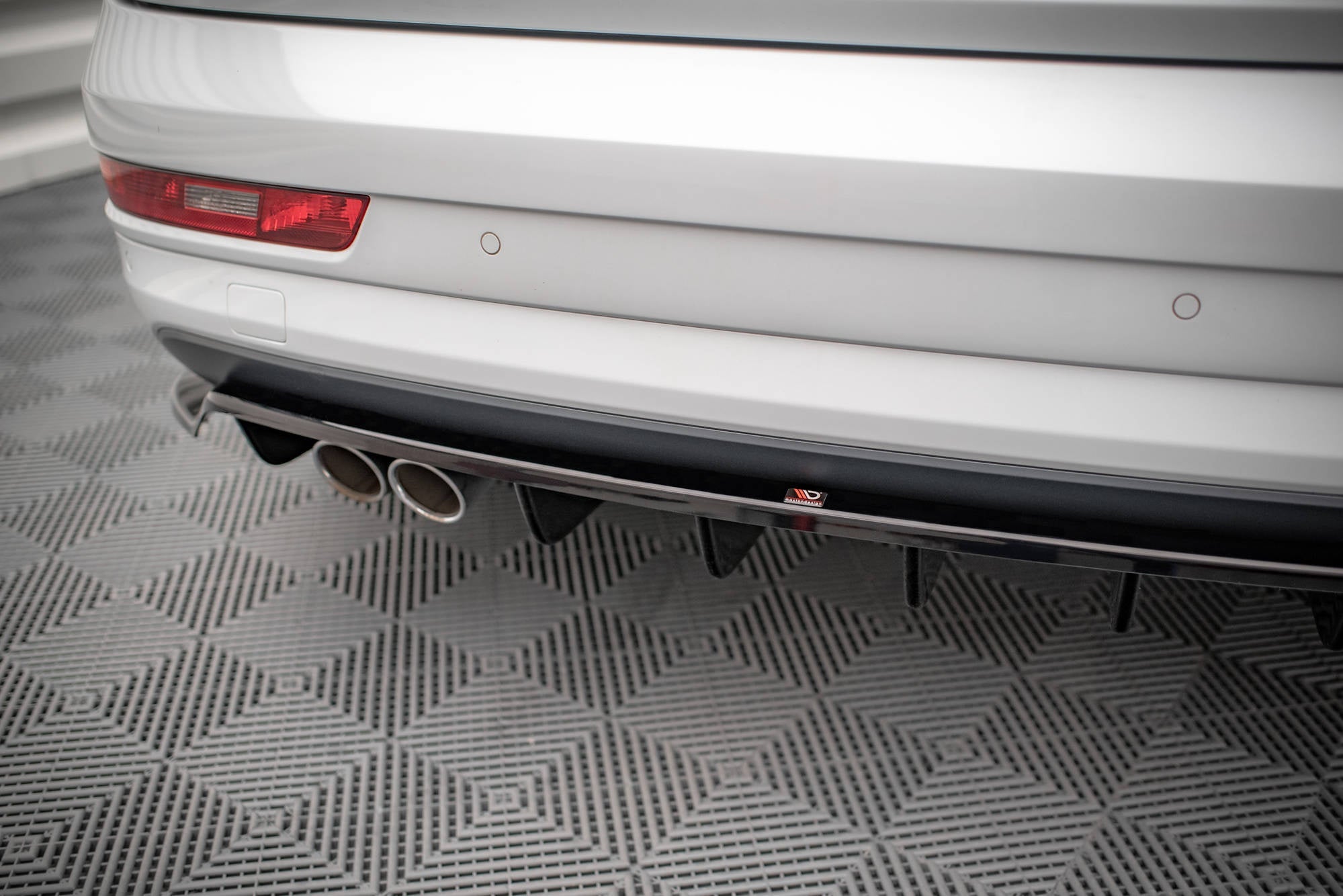 Splitter trasero Audi Q3 Sport 8u Facelift (con barras verticales)