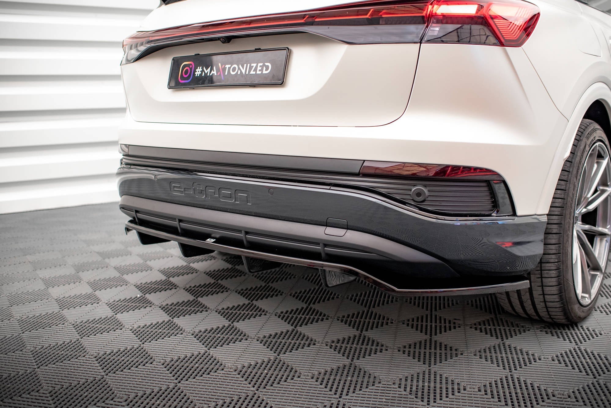 Splitter trasero Audi Q4 E-Tron Sportback S-Line Mk1 (con barras verticales)