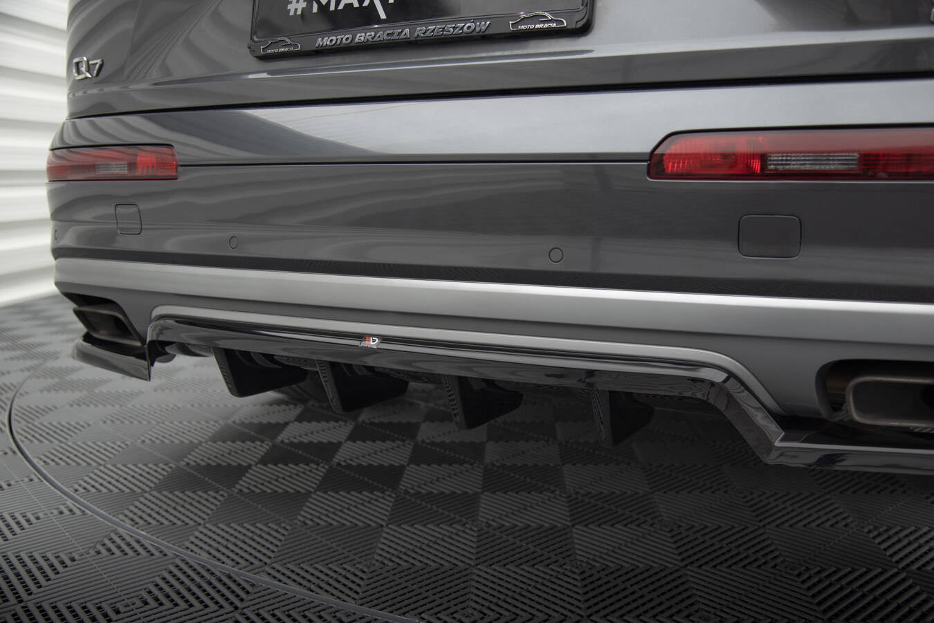 Splitter trasero Audi Q7 Mk2 (con barras verticales)