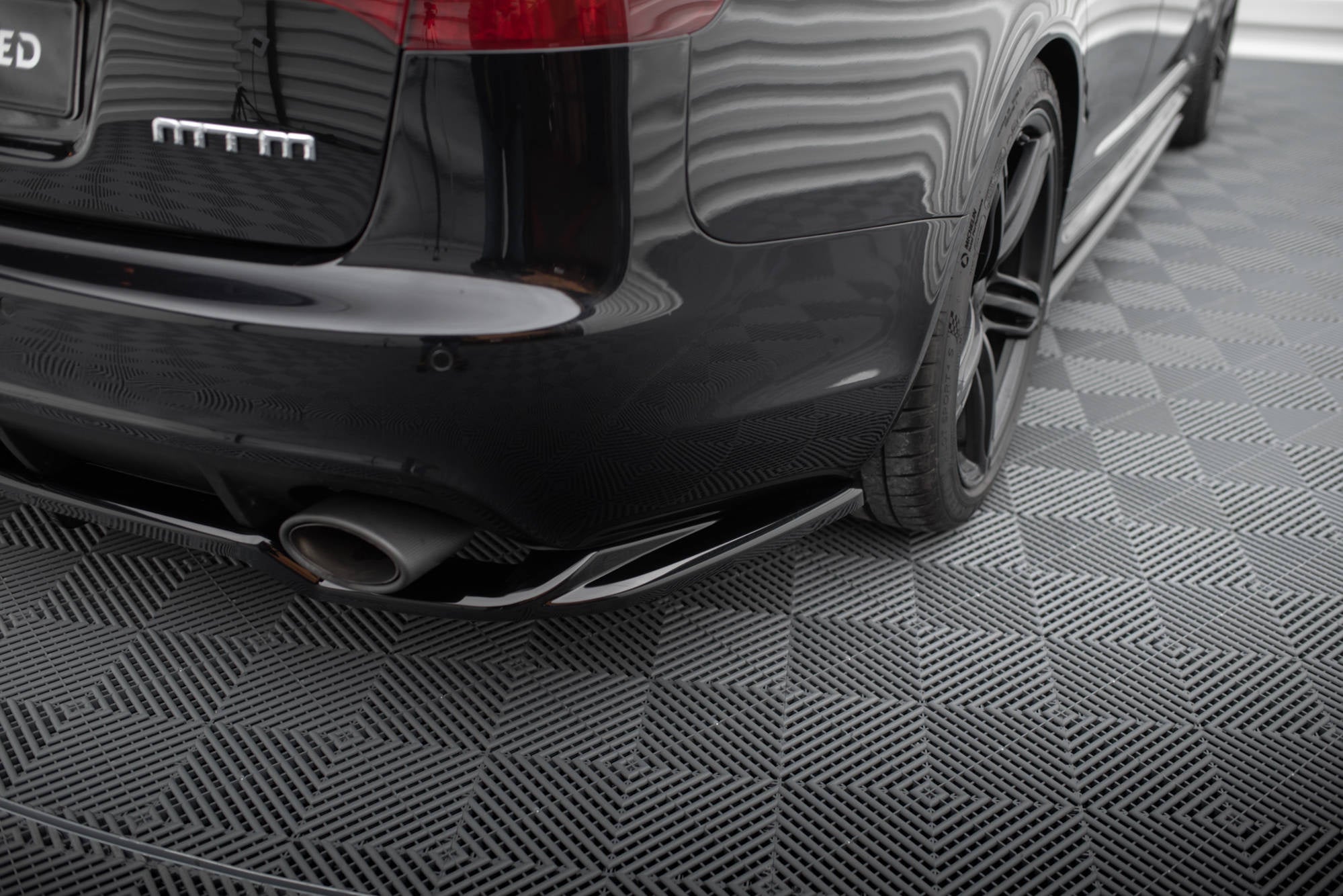 Splitter trasero Audi RS6 Avant C6 (con barras verticales)