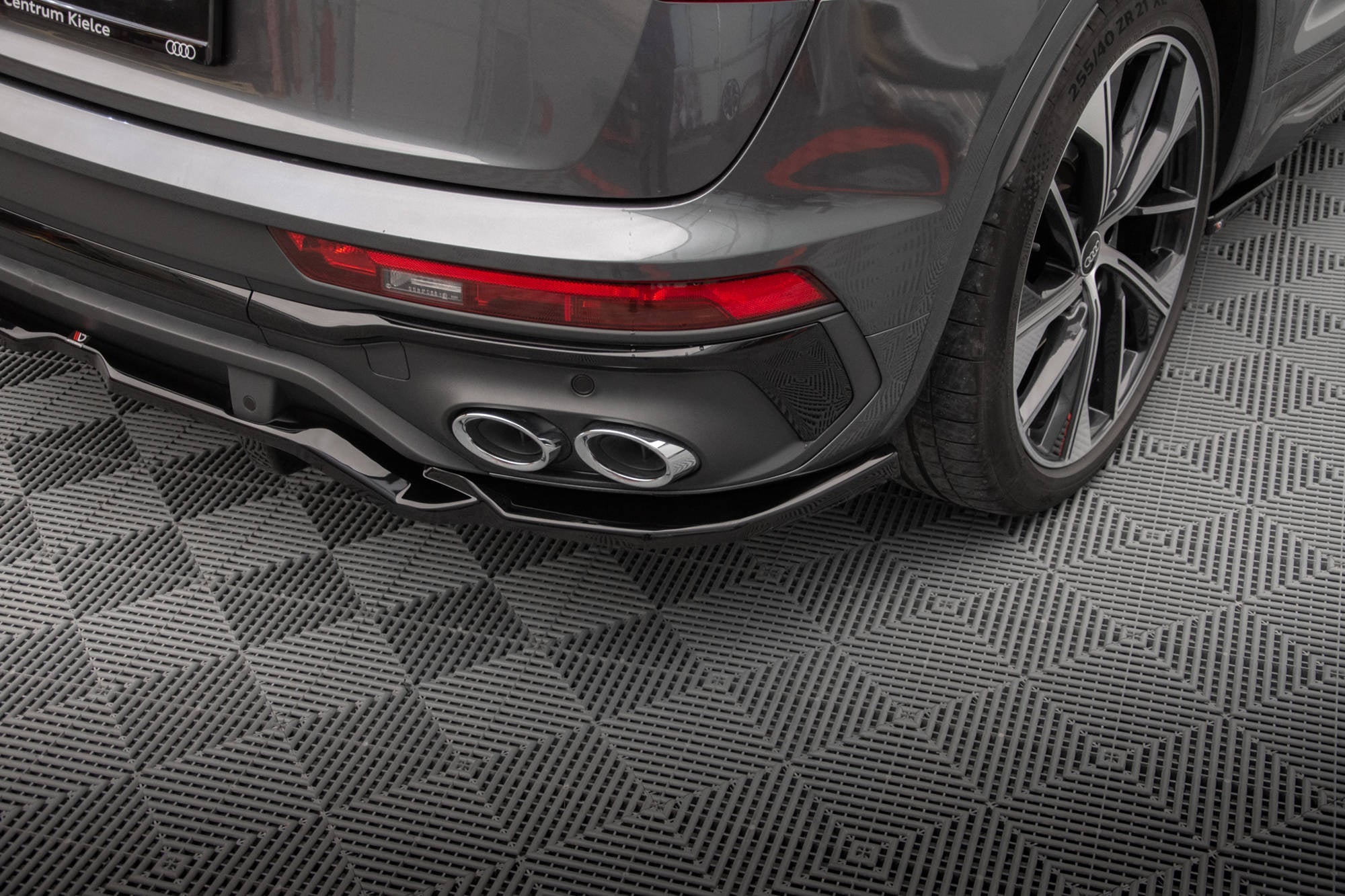 Splitter trasero Audi SQ5 Q5 S-Line Sportback Mk2 Facelift (con barras verticales)