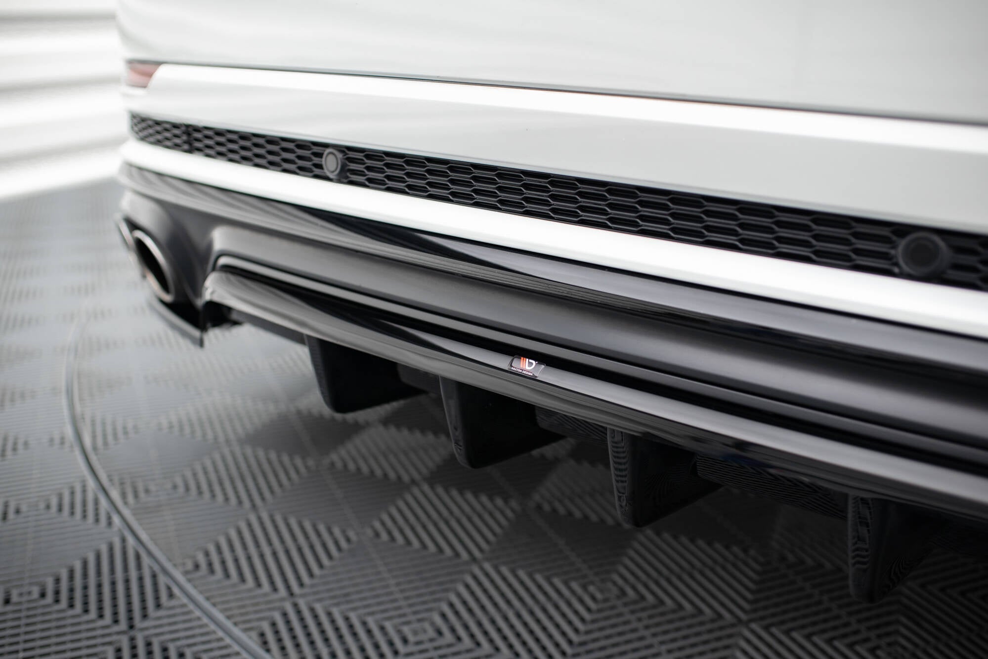 Splitter trasero Audi SQ8 Mk1 (con barras verticales)
