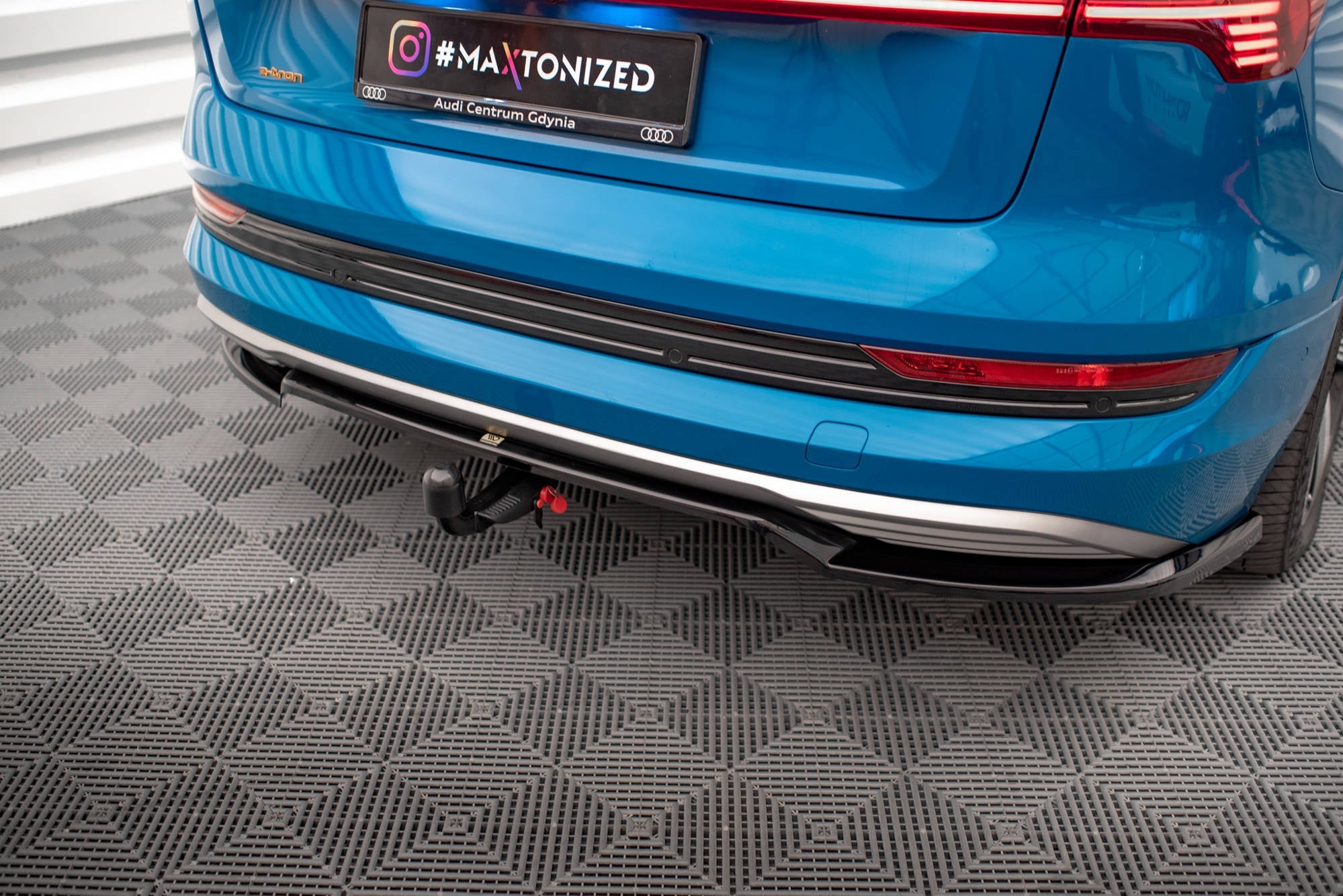 Splitter trasero Audi E-Tron (con barras verticales)