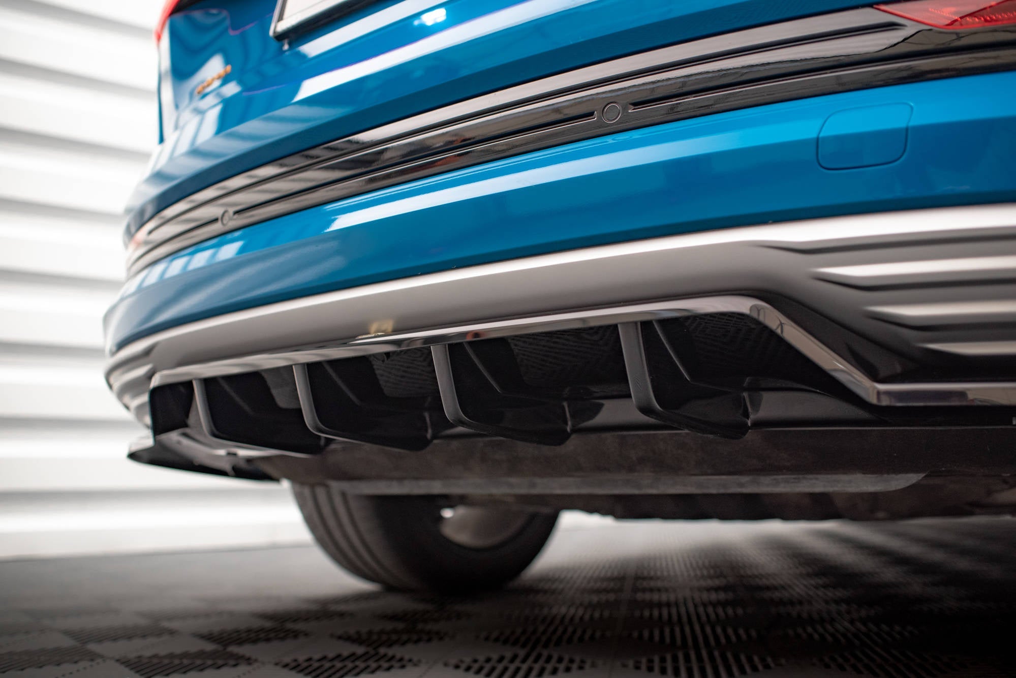 Splitter trasero Audi E-Tron (con barras verticales)