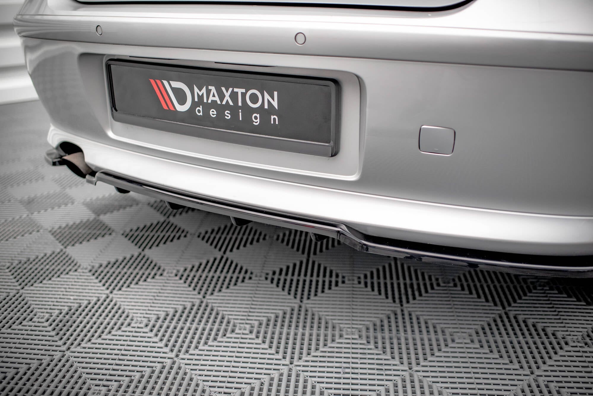 Splitter trasero BMW 1 E81 Facelift (con barras verticales)