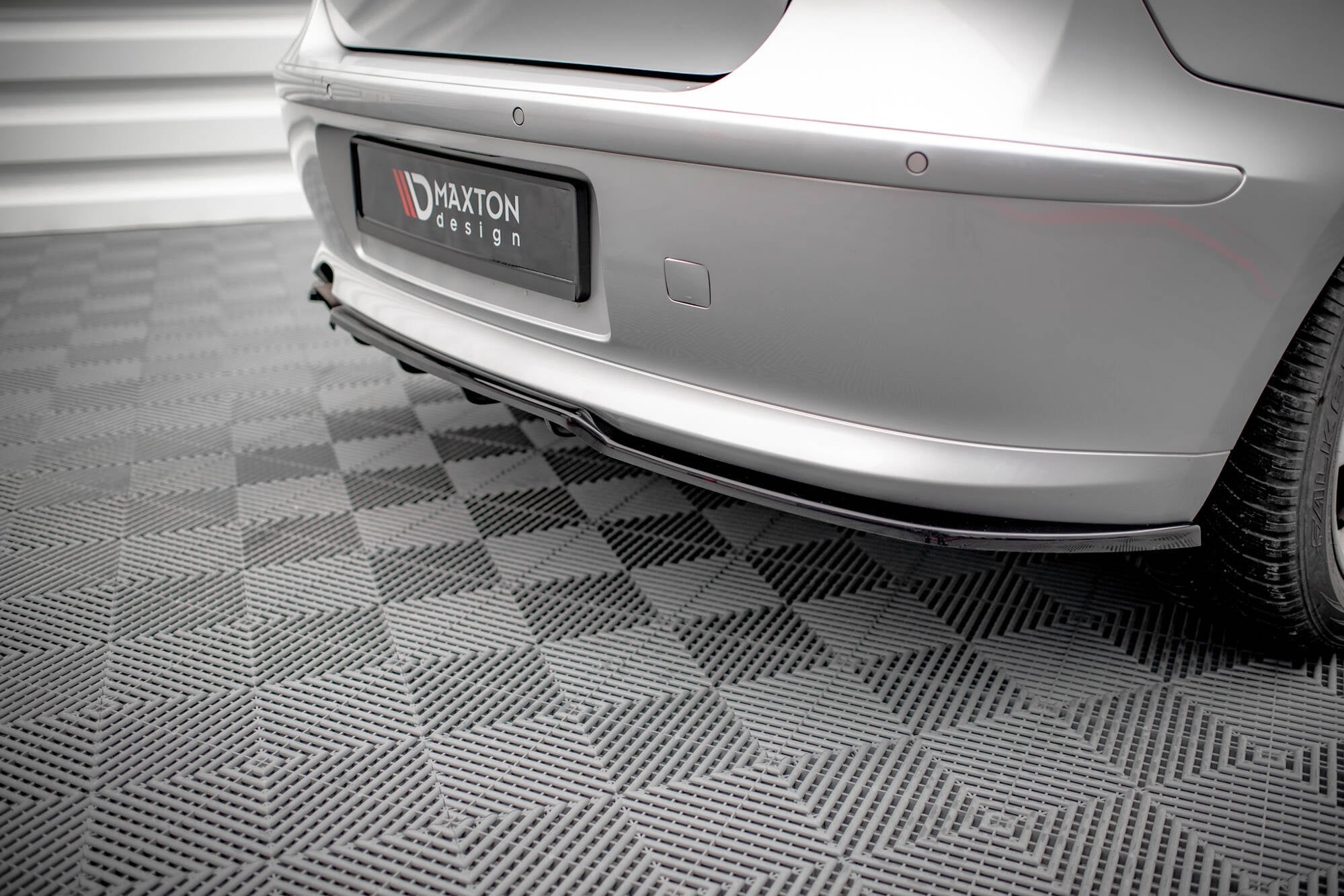Splitter trasero BMW 1 E81 Facelift (con barras verticales)