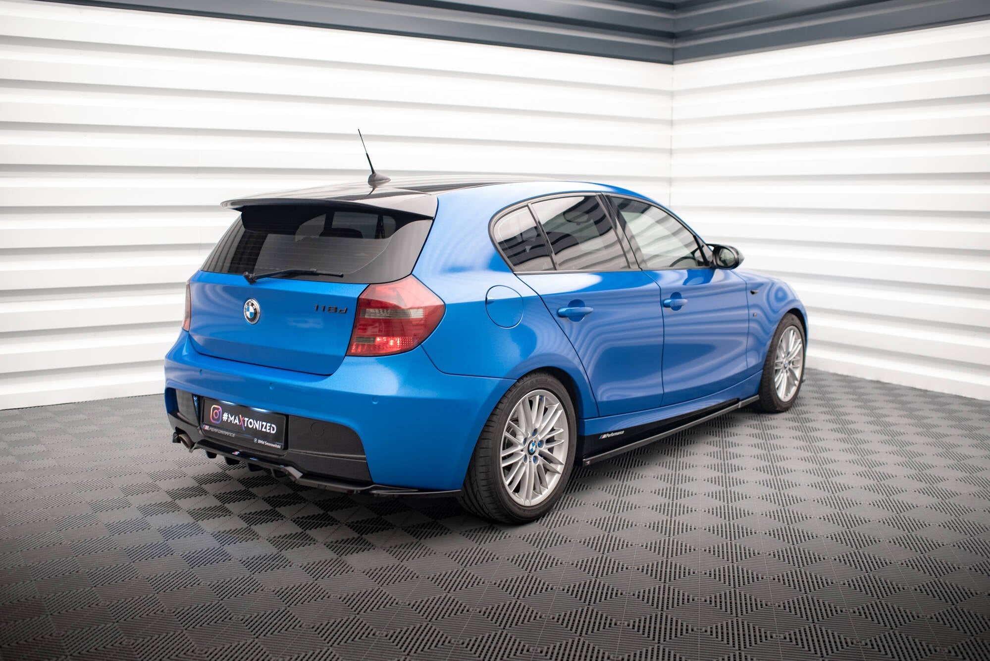 Splitter trasero BMW 1 M-Pack E87 Facelift (con barras verticales)