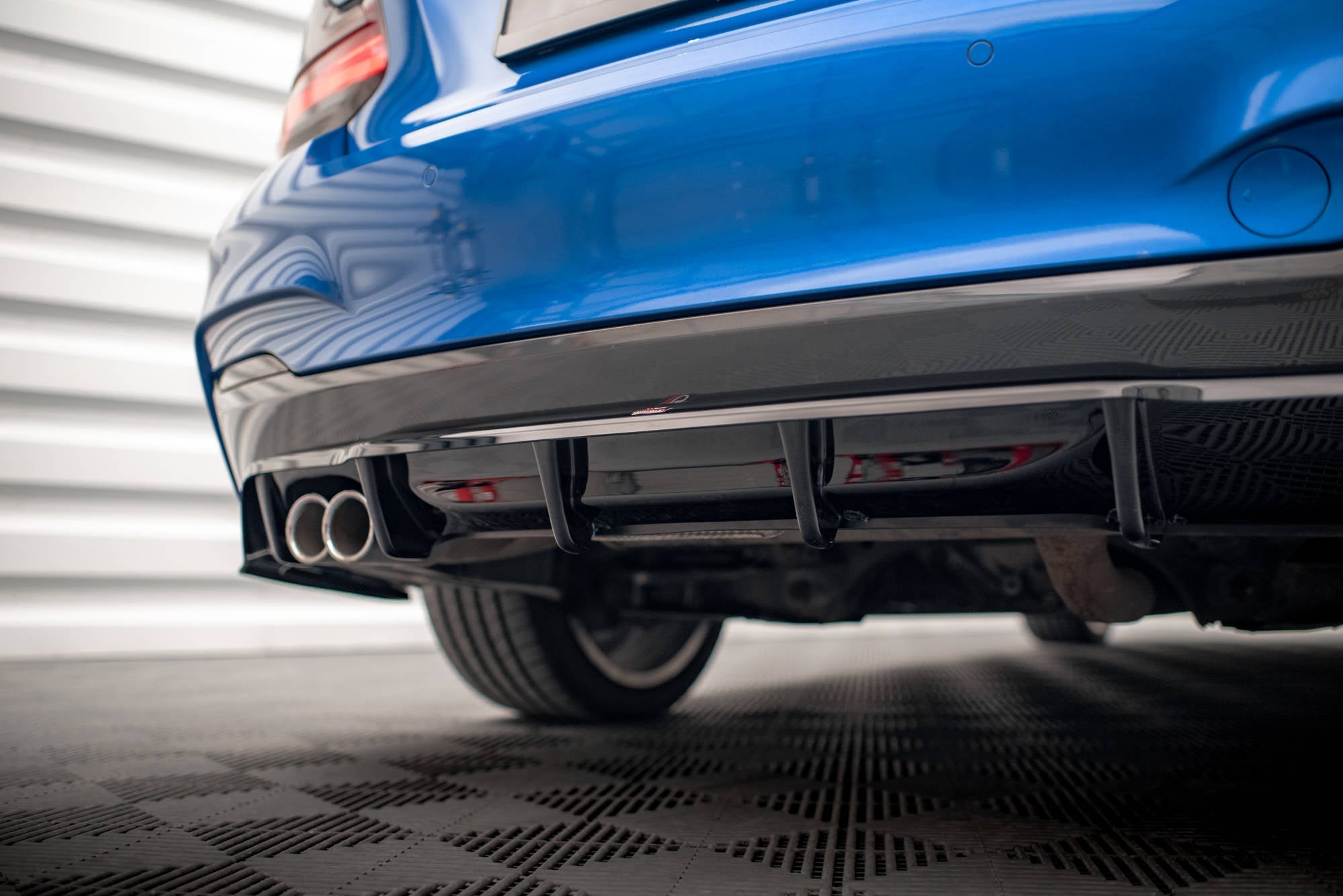 Splitter trasero BMW Serie 2 M-Pack F22 (con barras verticales)