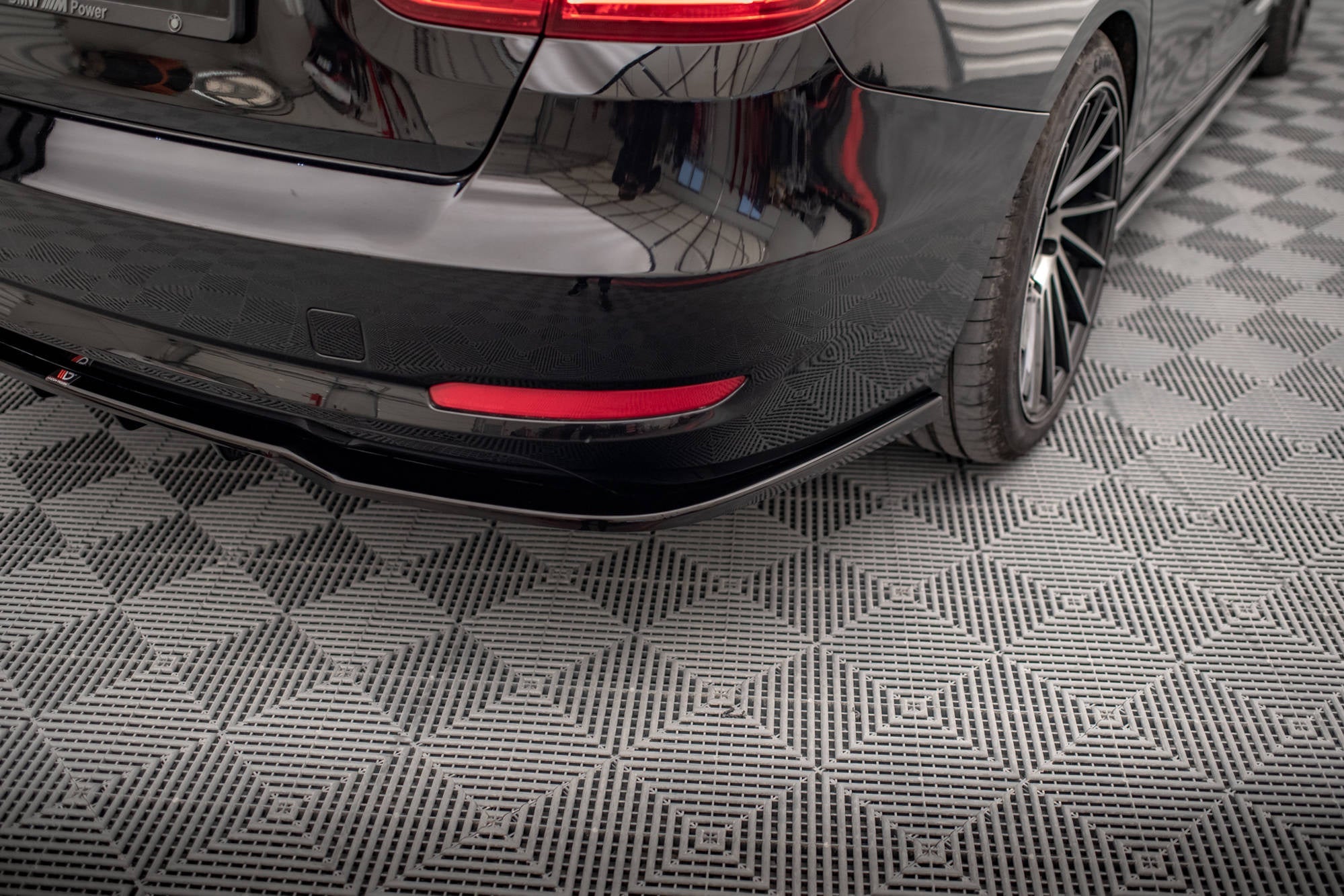 Splitter trasero BMW Serie 3 GT F34 (con barras verticales)