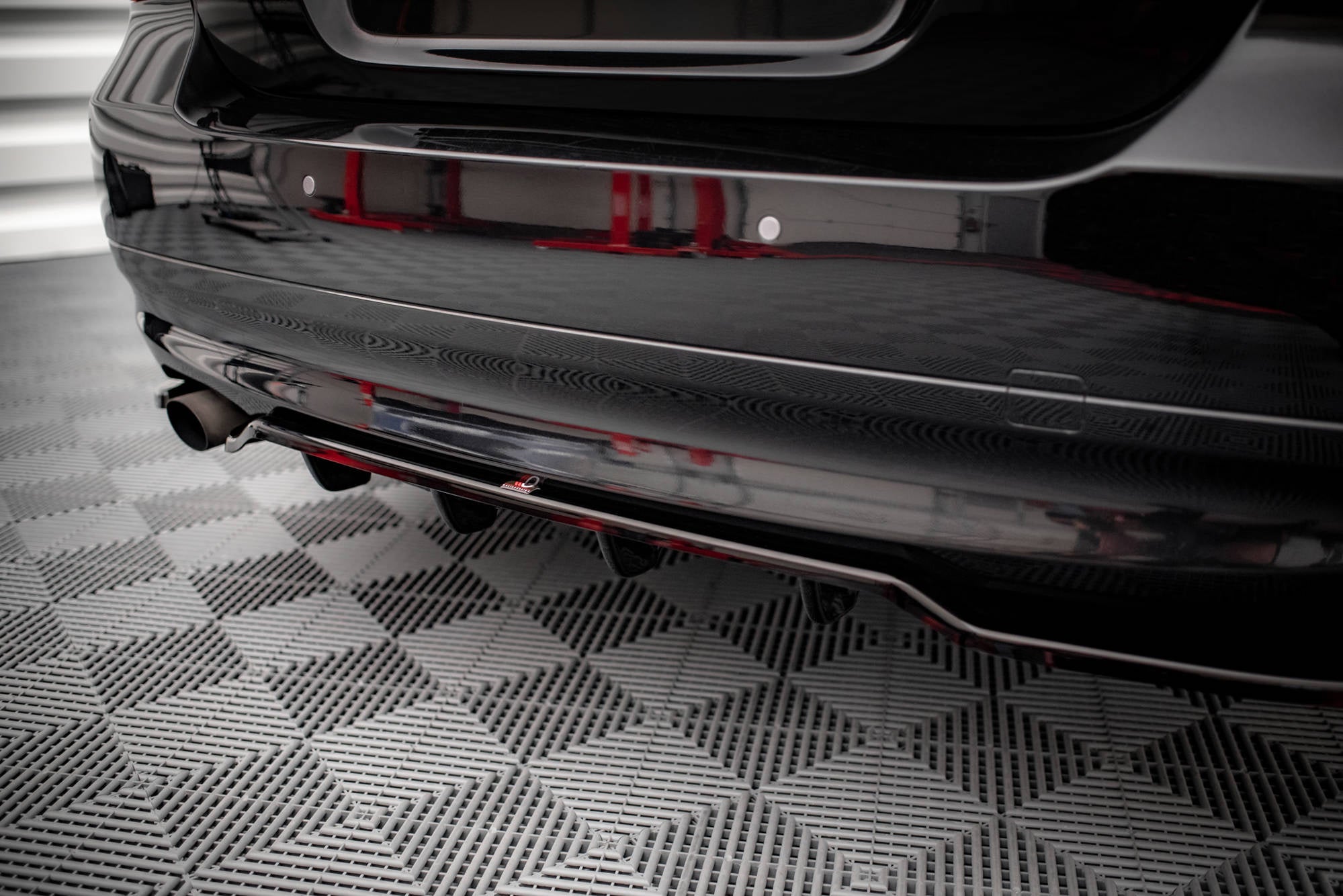 Splitter trasero BMW Serie 3 Berlina E90 (con barras verticales)