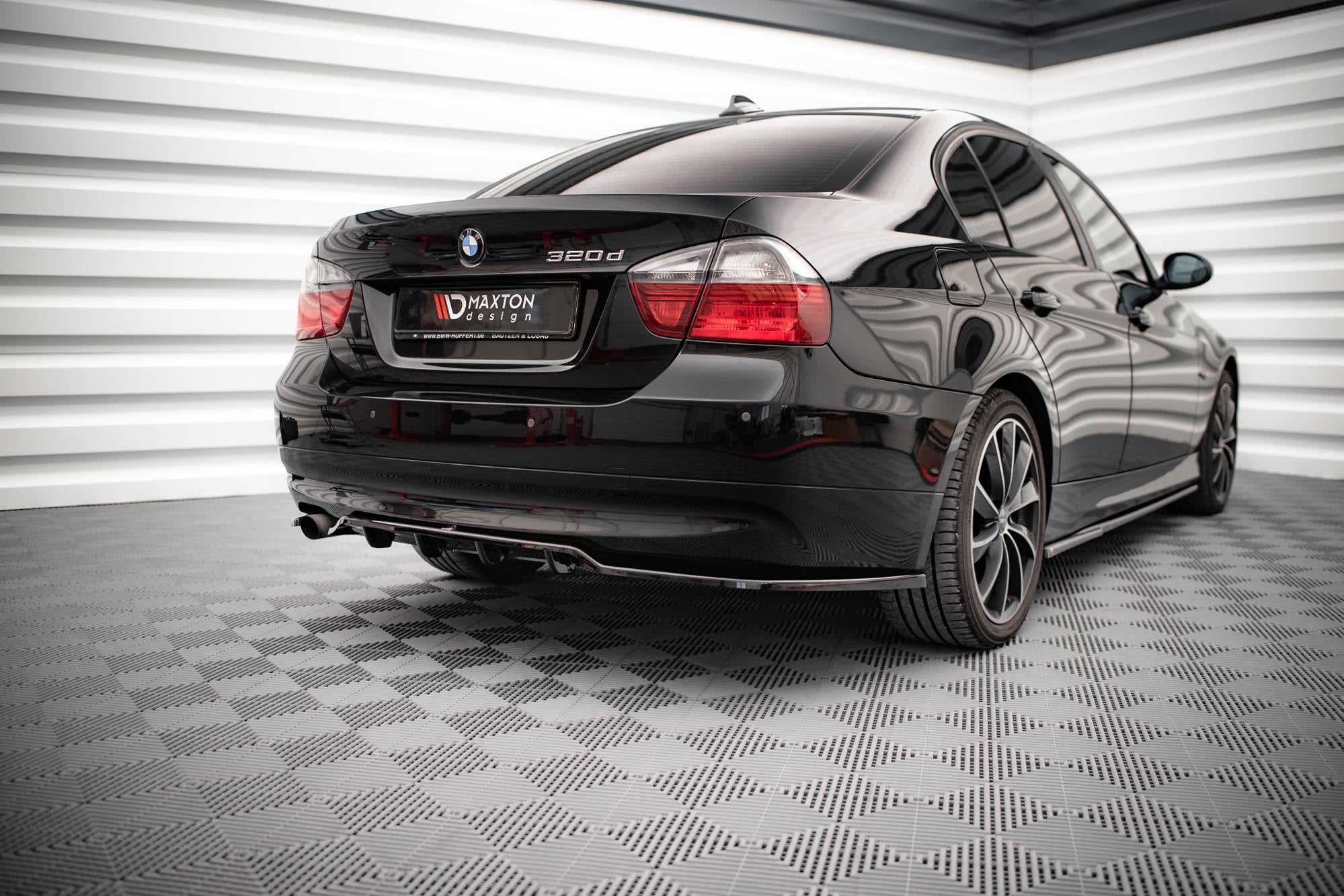 Splitter trasero BMW Serie 3 Berlina E90 (con barras verticales)