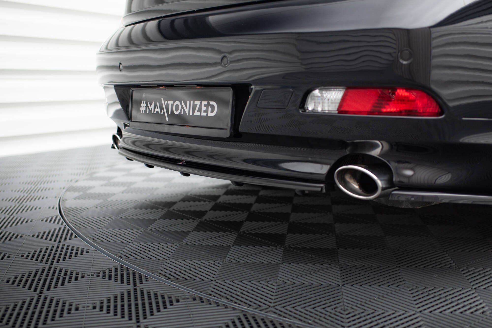 Splitter trasero BMW Serie 6 Coupé Cabrio E63 E64 (con barras verticales)