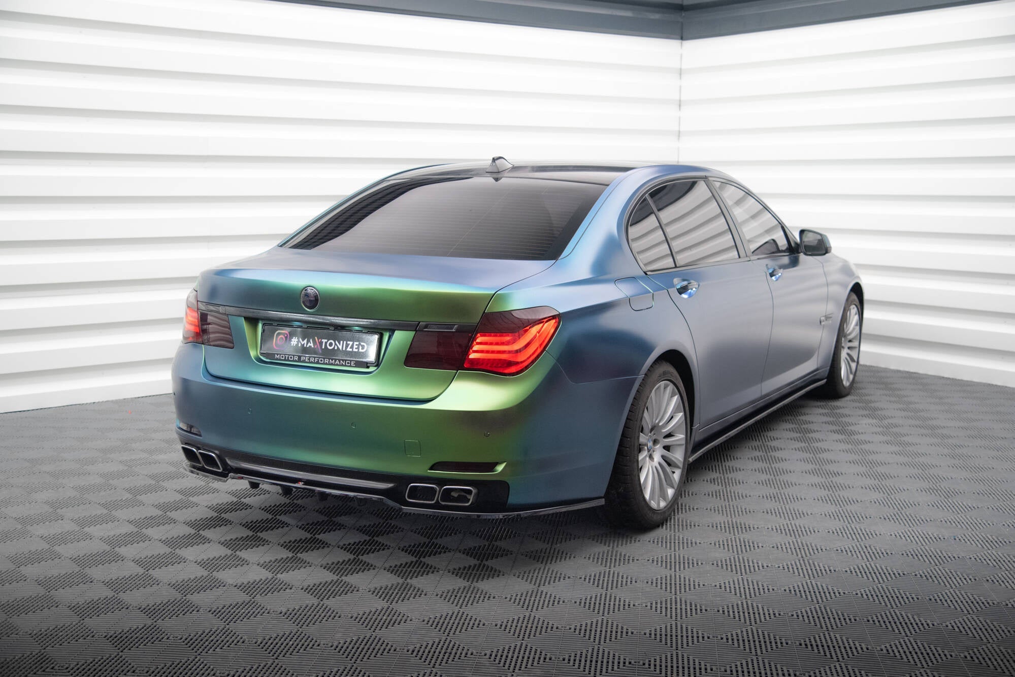 Splitter trasero BMW Serie 7 F01 (con barras verticales)