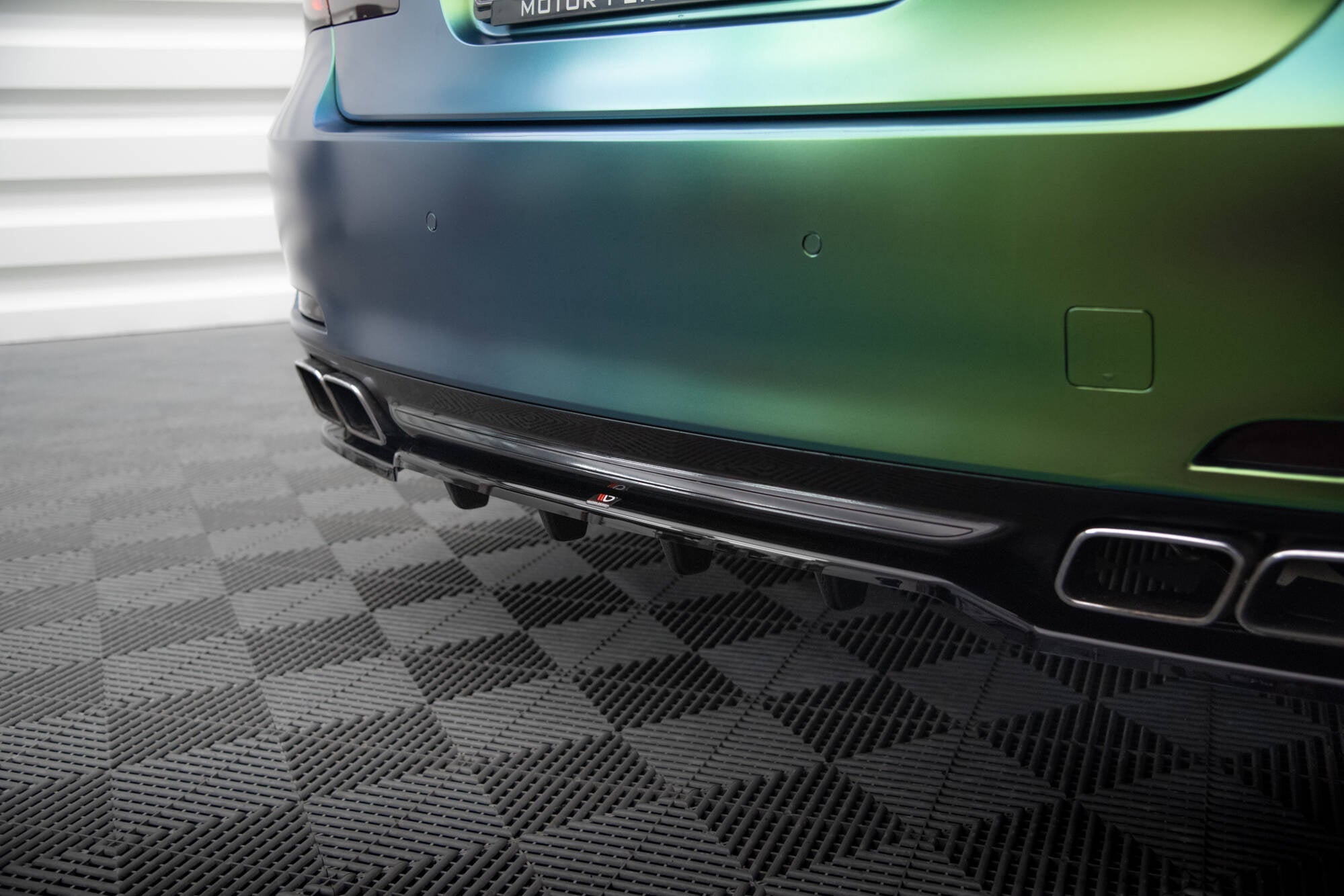 Splitter trasero BMW Serie 7 F01 (con barras verticales)