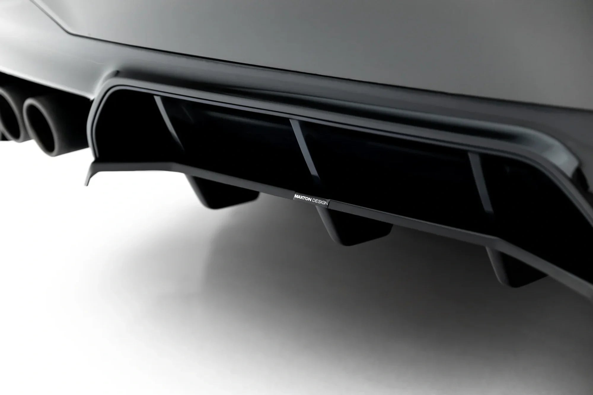 Splitter trasero BMW M5 F90 Facelift (con barras verticales)