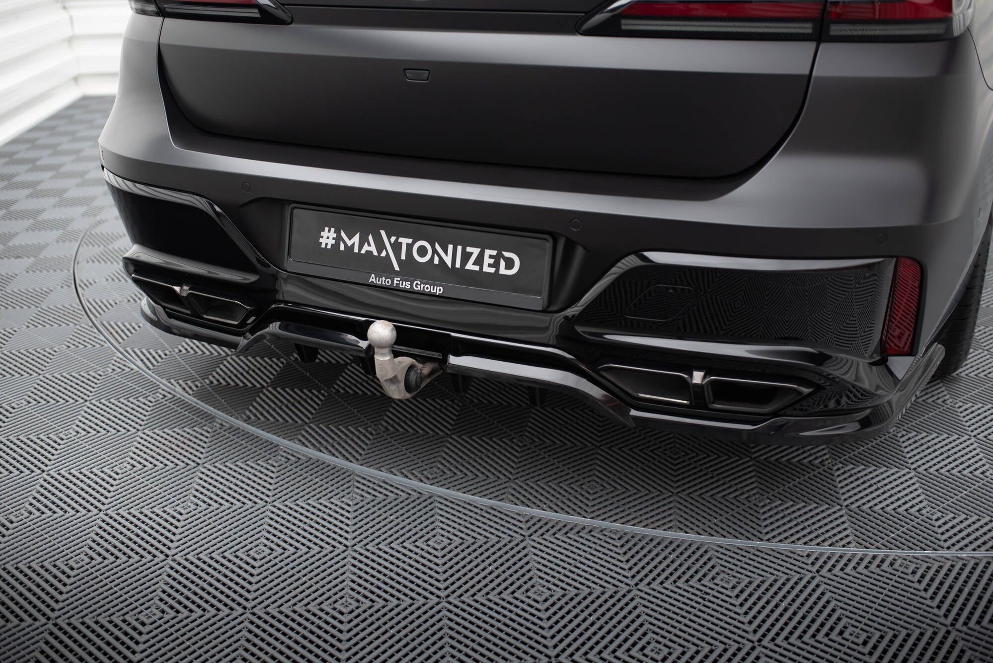 Splitter trasero BMW M760e G70 (con barras verticales)