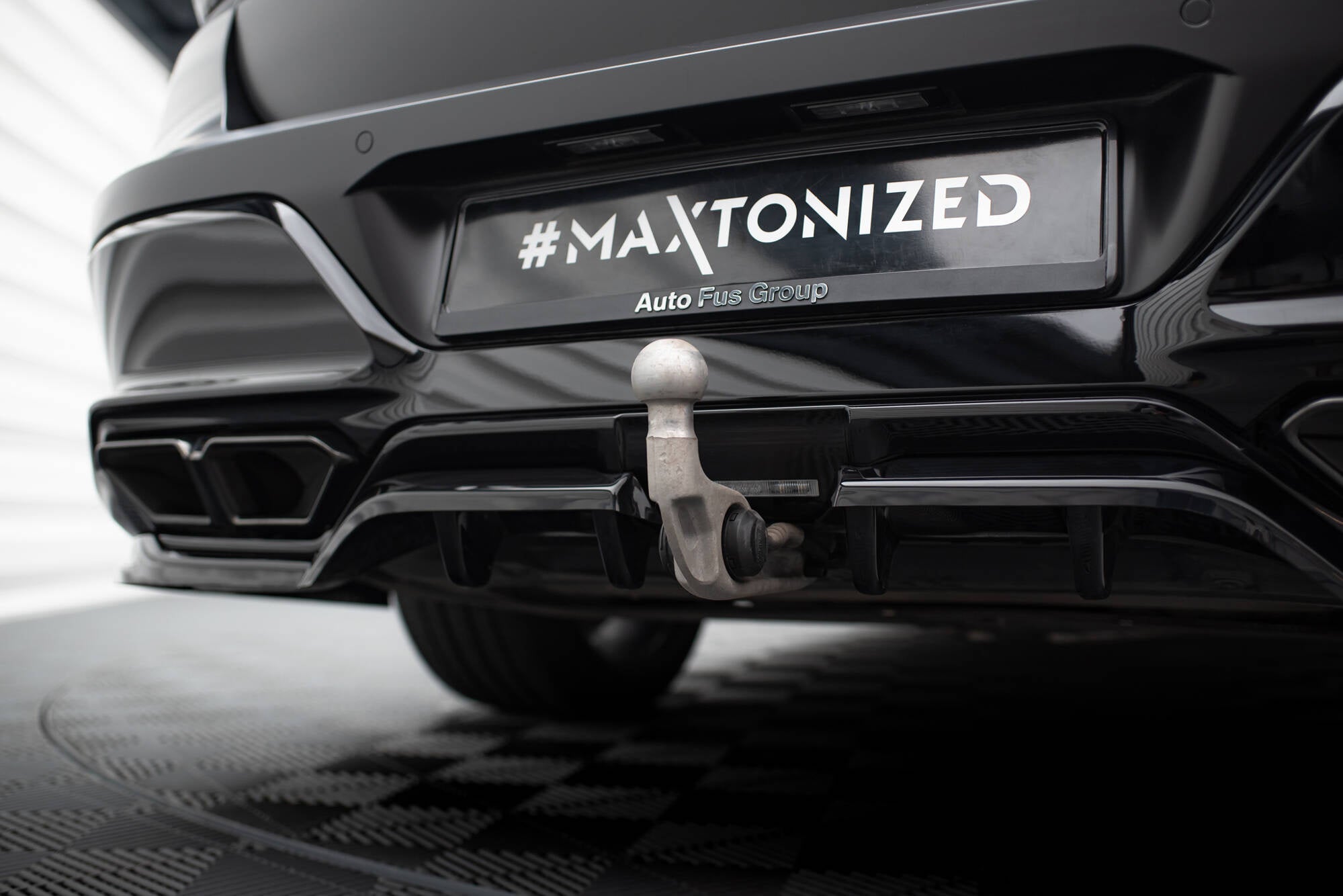 Splitter trasero BMW M760e G70 (con barras verticales)