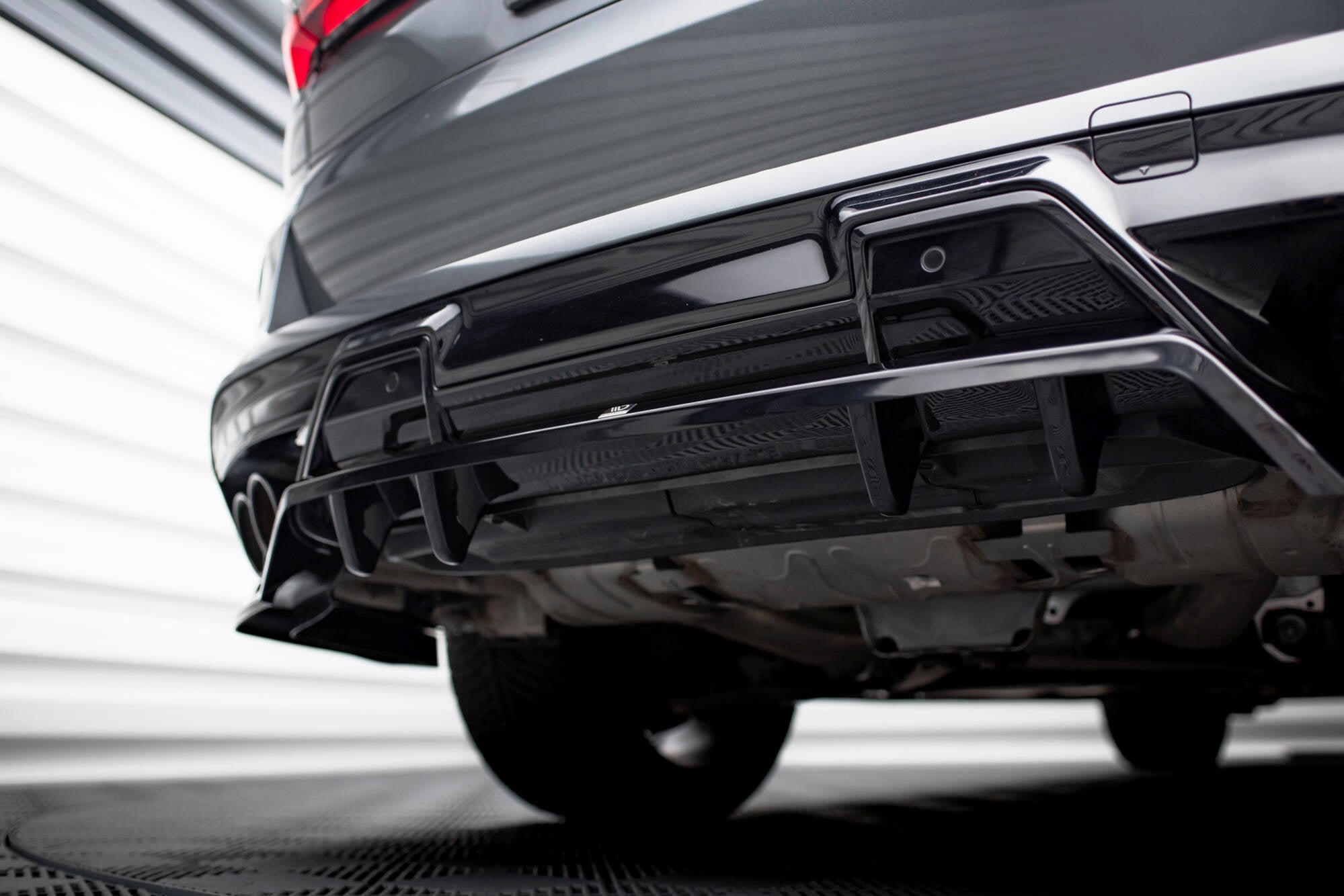 Splitter trasero BMW X5 M F95 Facelift (con barras verticales)
