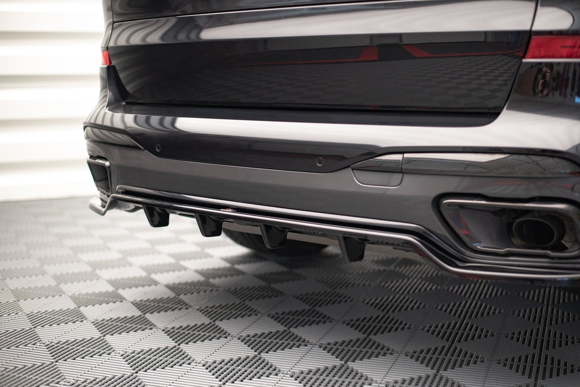 Splitter trasero BMW X7 M-Pack G07 (con barras verticales)