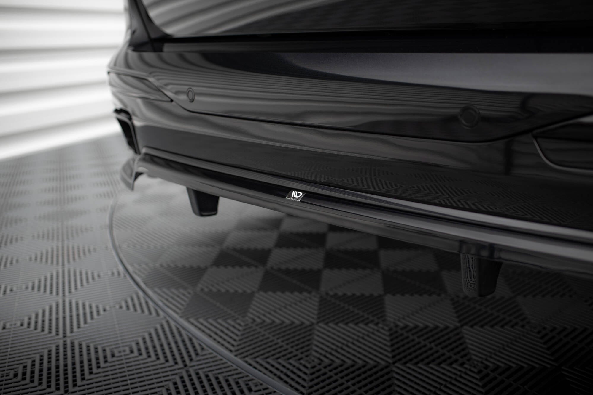 Splitter trasero BMW X7 M-Pack G07 Facelift (con barras verticales)