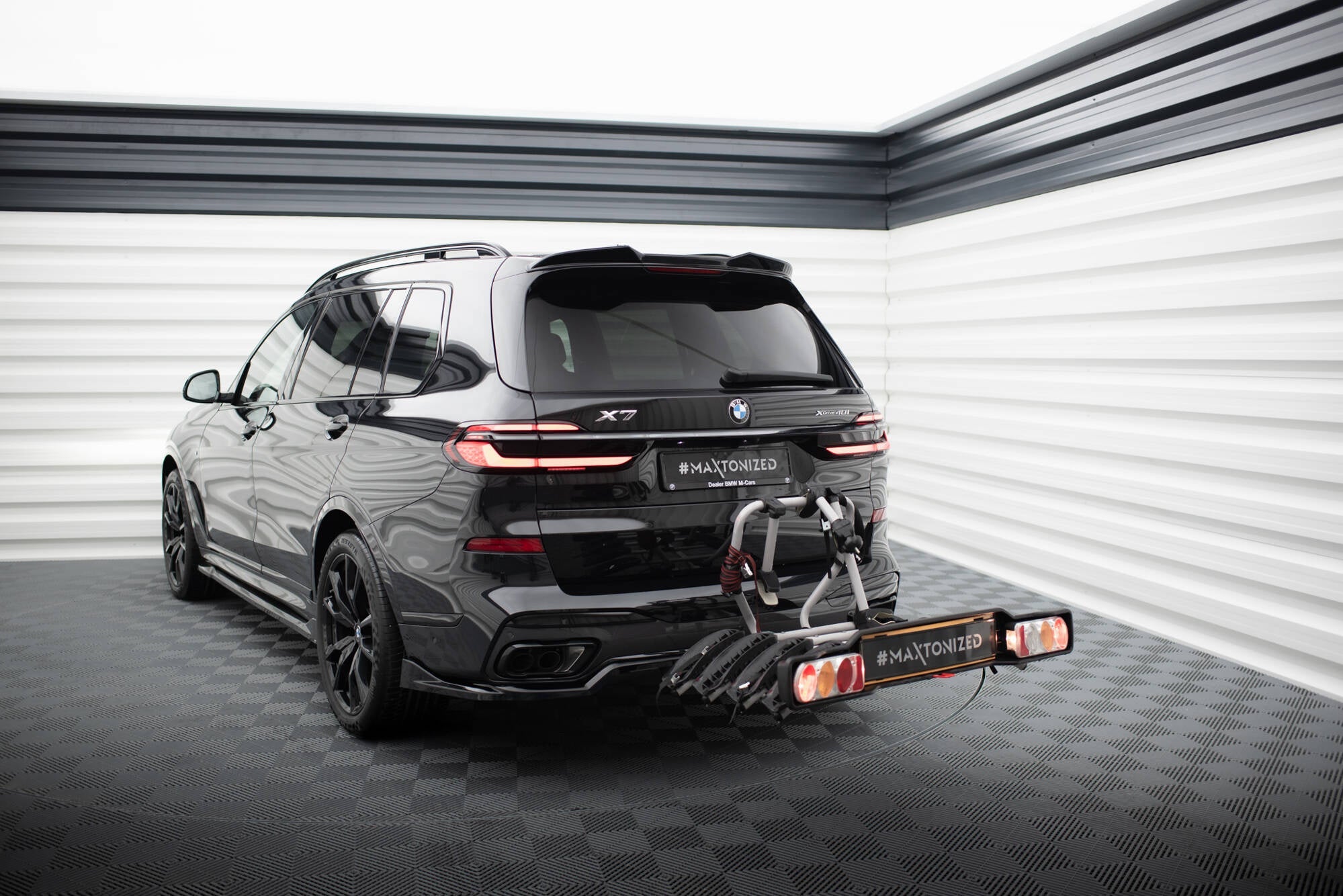 Splitter trasero BMW X7 M-Pack G07 Facelift (con barras verticales)
