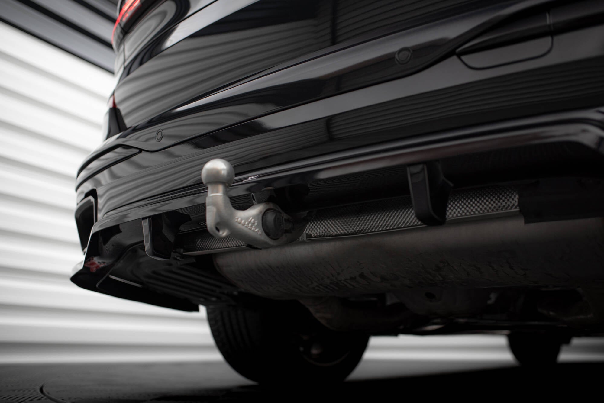 Splitter trasero BMW X7 M-Pack G07 Facelift (con barras verticales)
